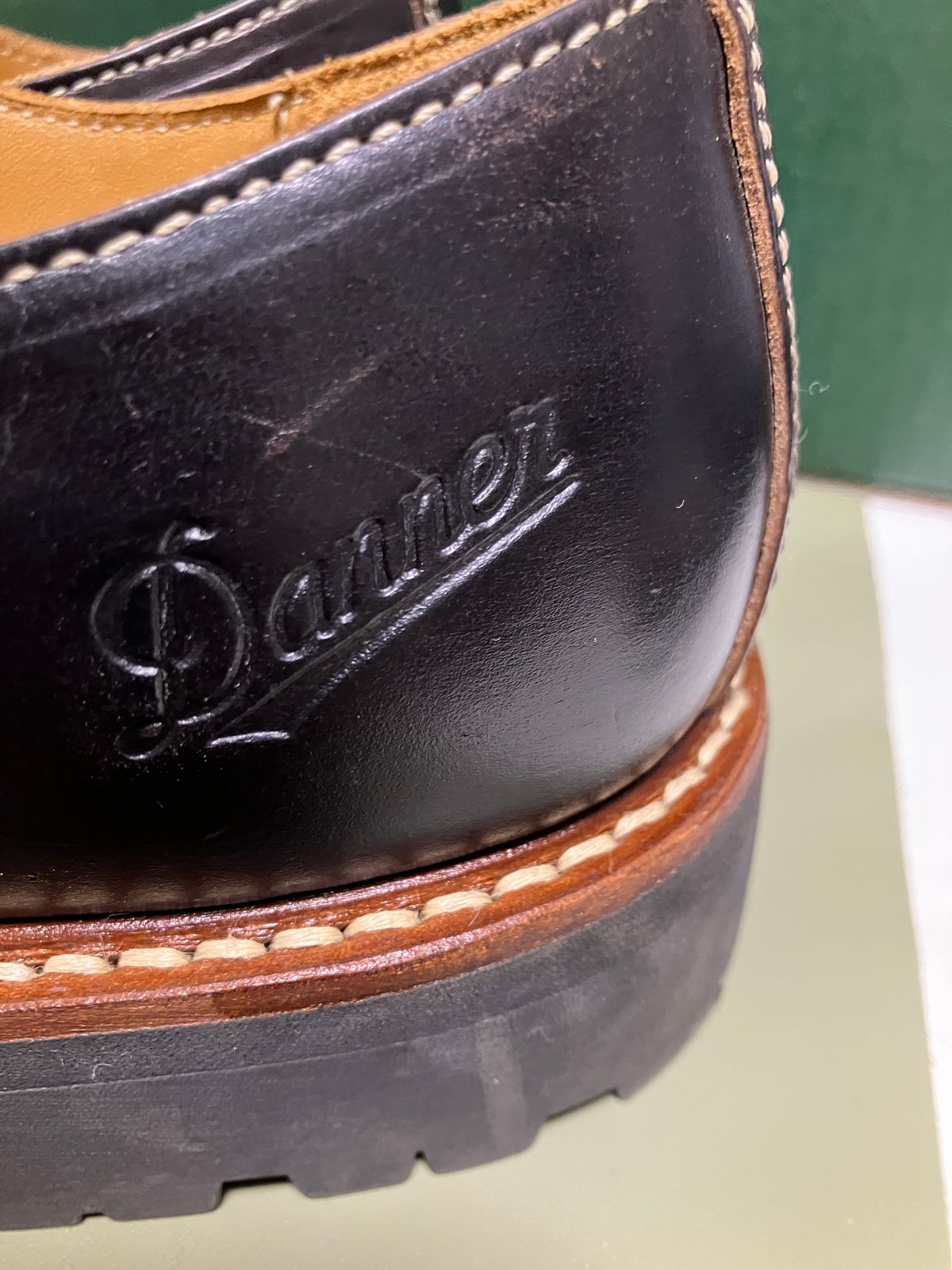 Photo by maru on February 17, 2025 of the Danner Moreland Oxford in Horween Black Chromexcel.