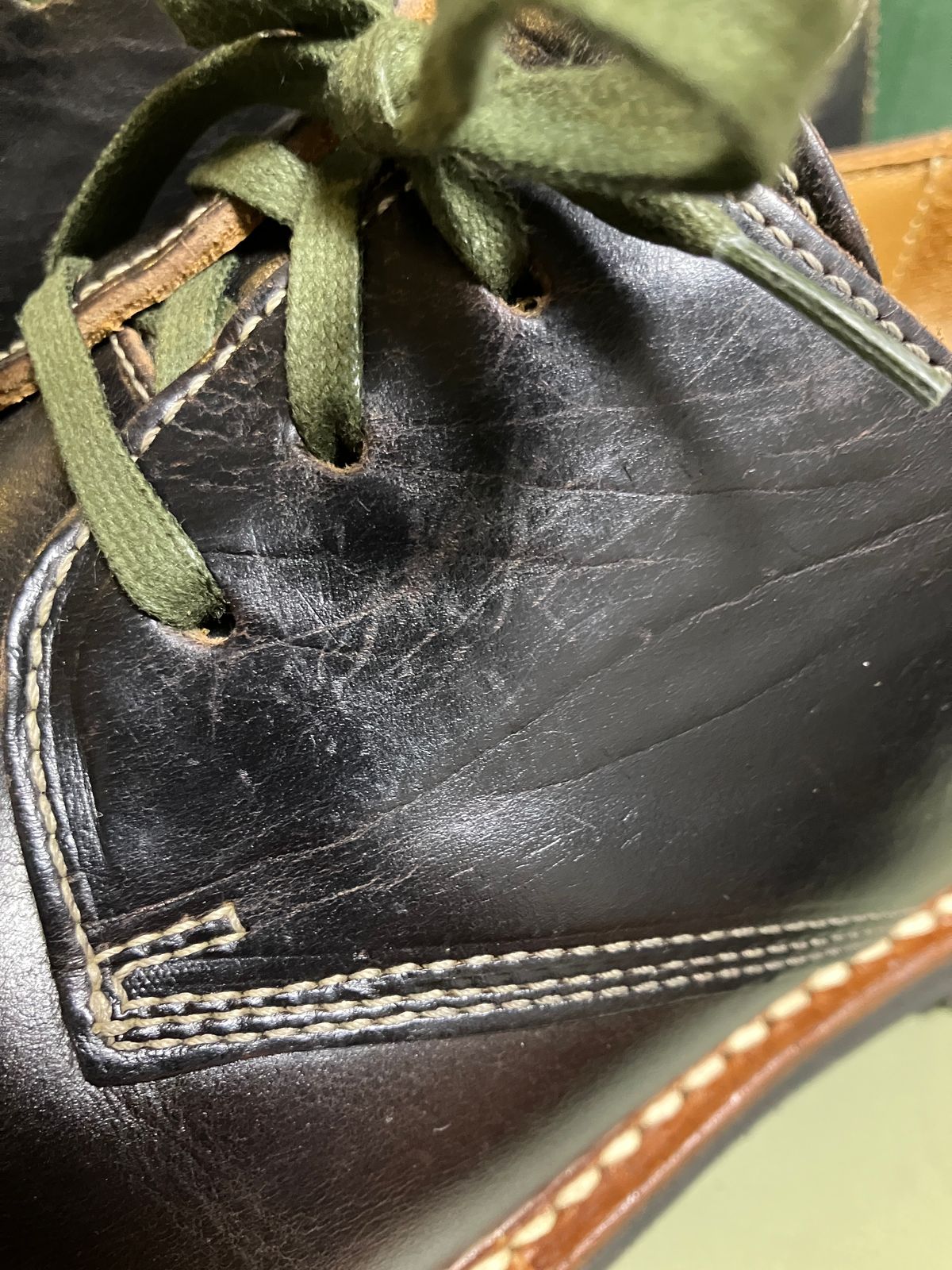 Photo by maru on February 17, 2025 of the Danner Moreland Oxford in Horween Black Chromexcel.