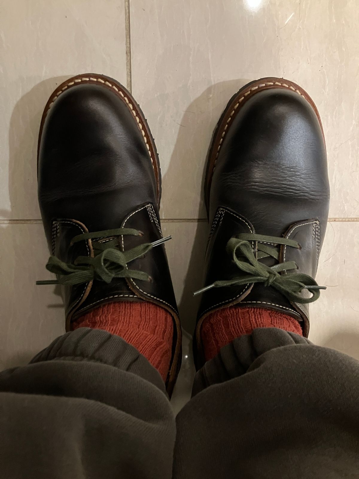Photo by maru on February 22, 2025 of the Danner Moreland Oxford in Horween Black Chromexcel.