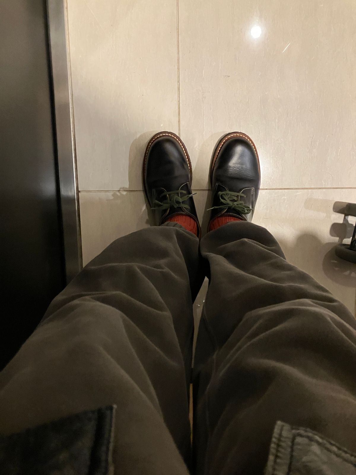Photo by maru on February 22, 2025 of the Danner Moreland Oxford in Horween Black Chromexcel.