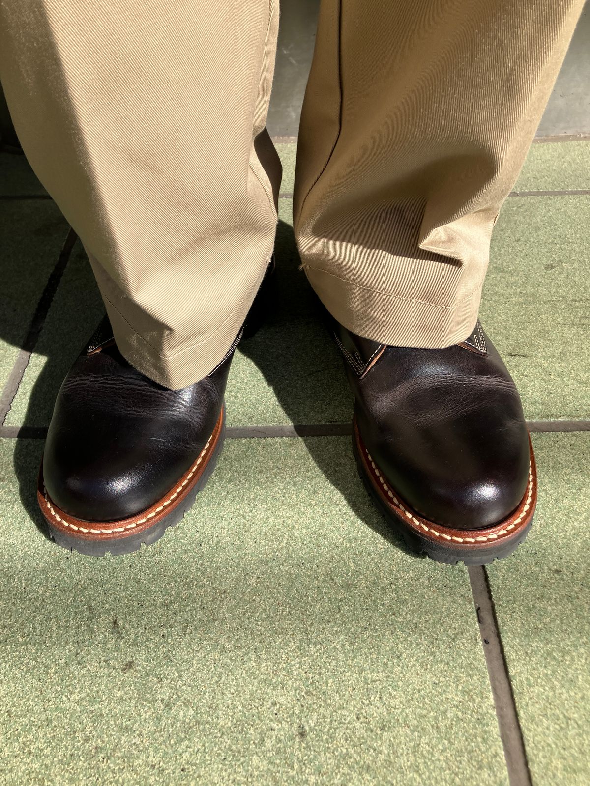 Photo by maru on March 10, 2025 of the Danner Moreland Oxford in Horween Black Chromexcel.