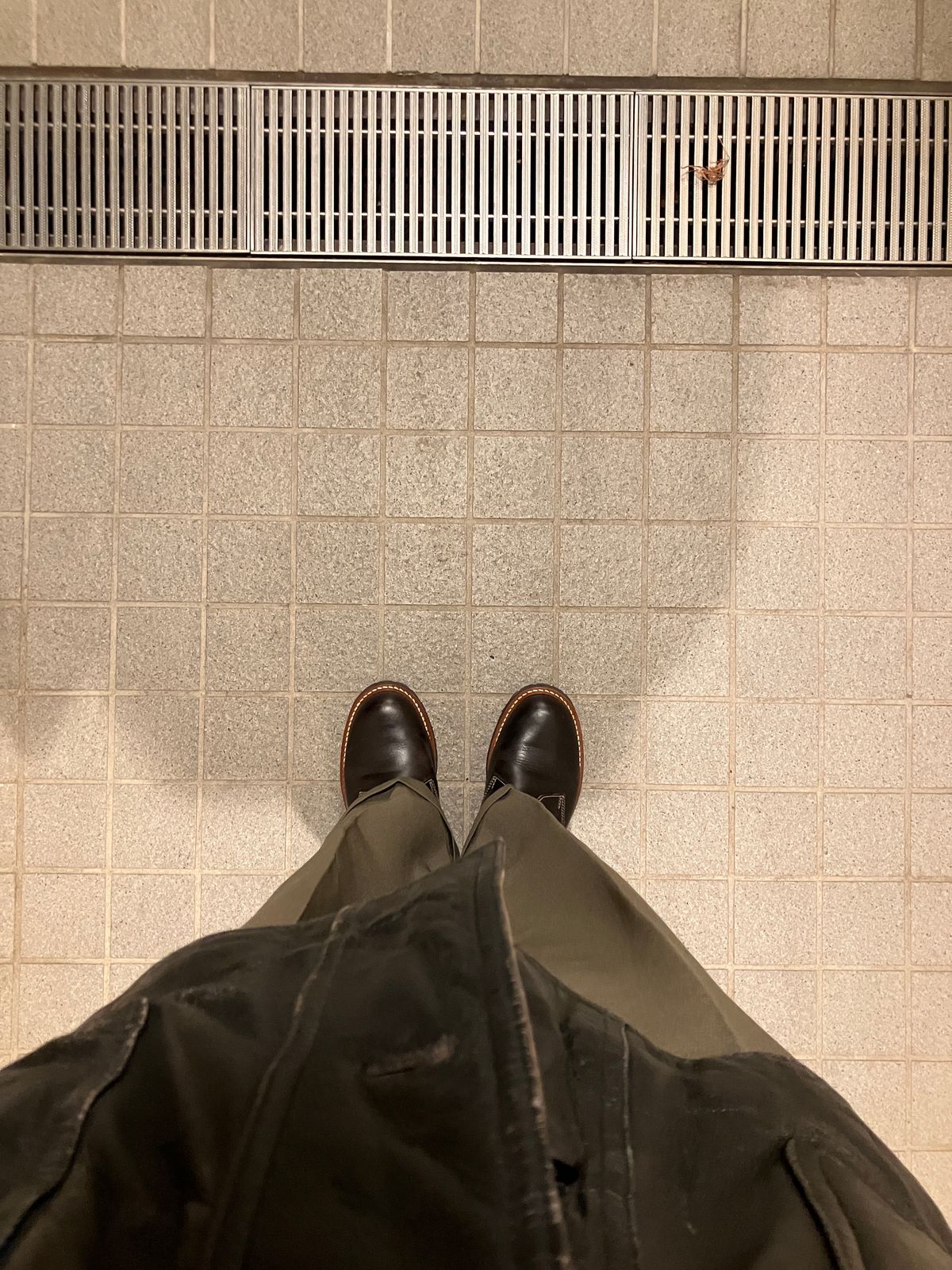 Photo by maru on March 17, 2025 of the Danner Moreland Oxford in Horween Black Chromexcel.