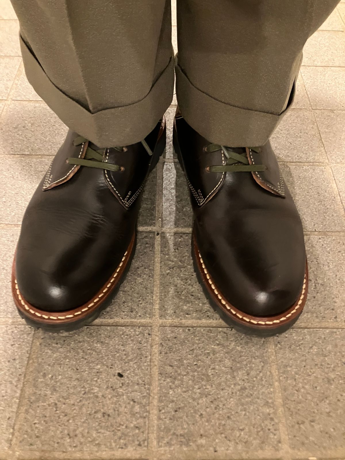 Photo by maru on March 17, 2025 of the Danner Moreland Oxford in Horween Black Chromexcel.
