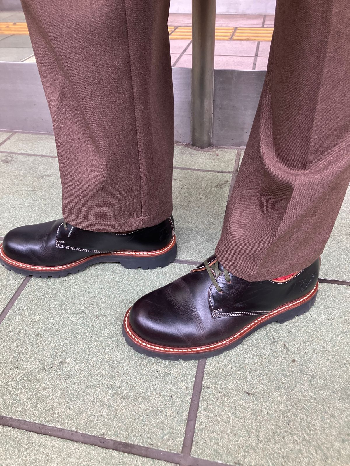 Photo by maru on March 12, 2025 of the Danner Moreland Oxford in Horween Black Chromexcel.