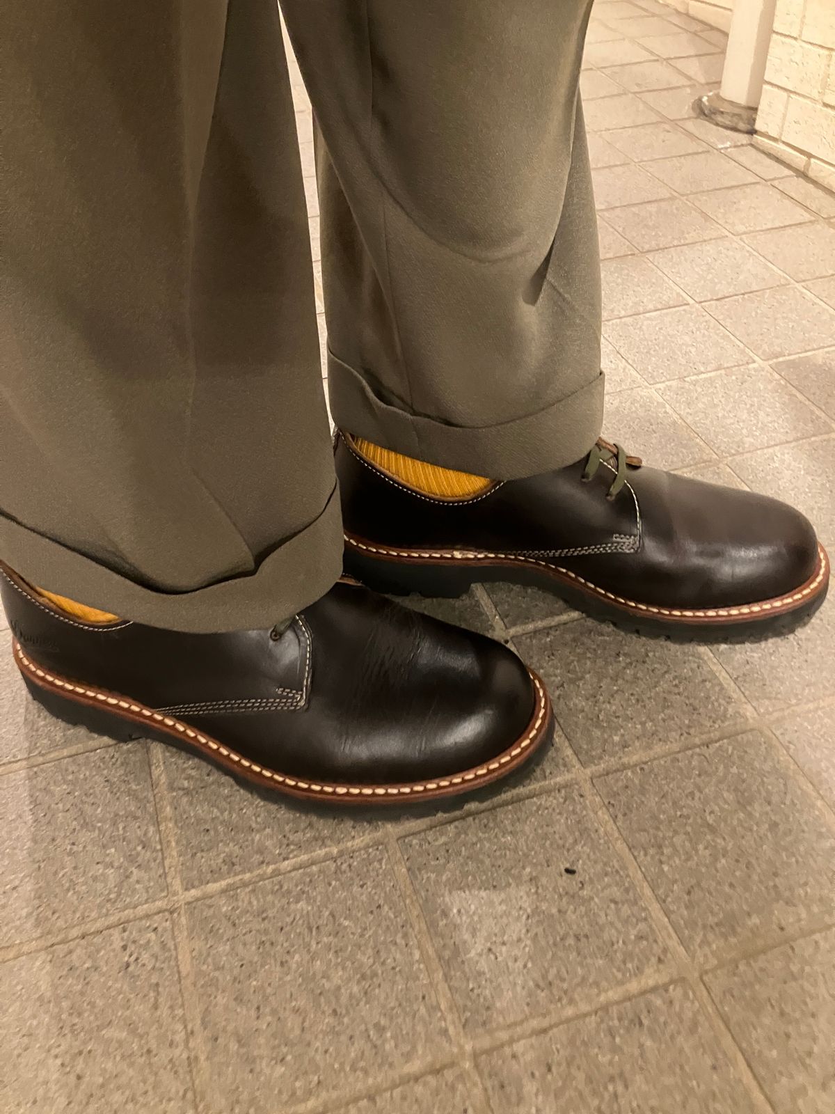 Photo by maru on March 17, 2025 of the Danner Moreland Oxford in Horween Black Chromexcel.