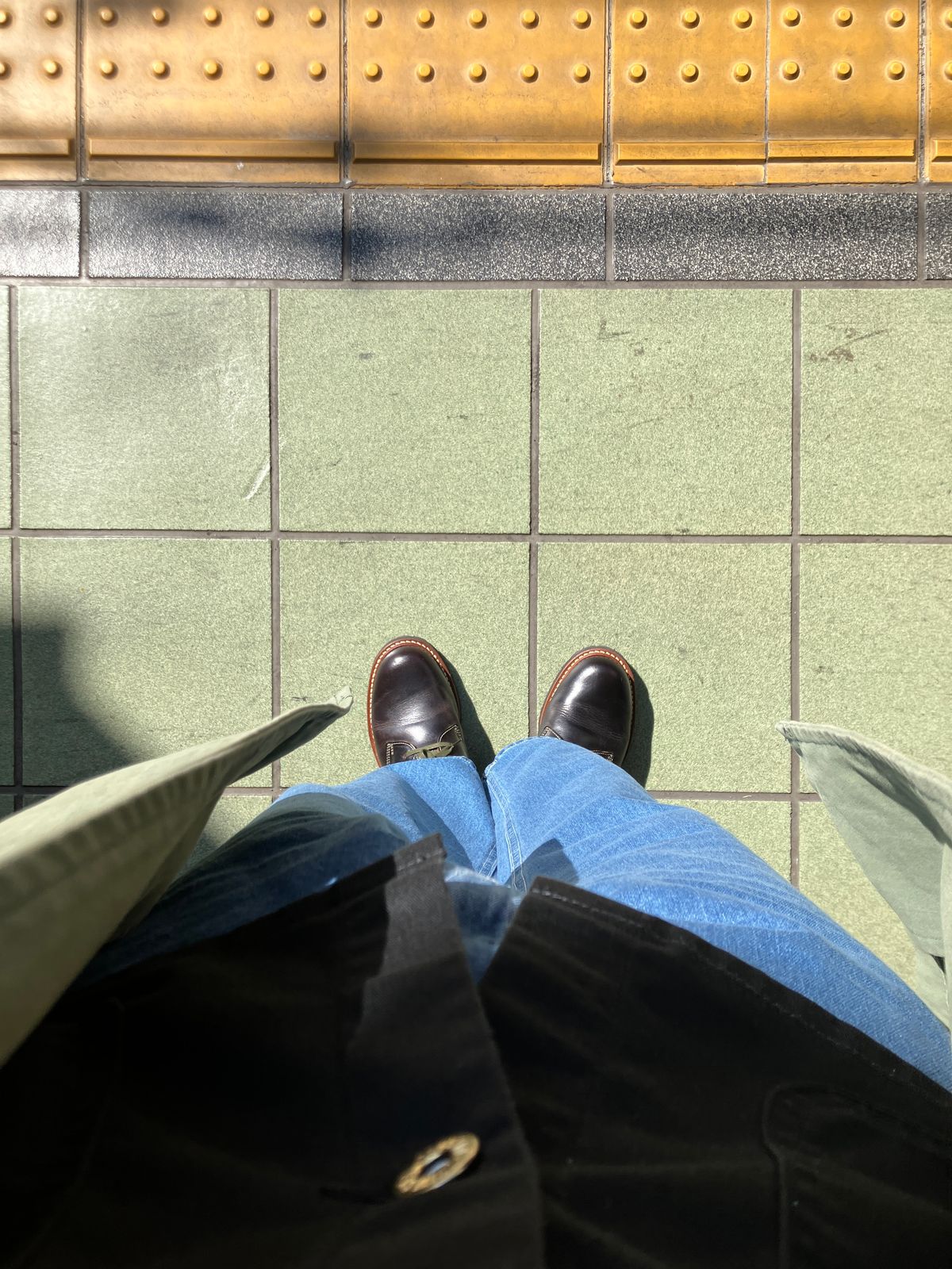 Photo by maru on March 21, 2025 of the Danner Moreland Oxford in Horween Black Chromexcel.