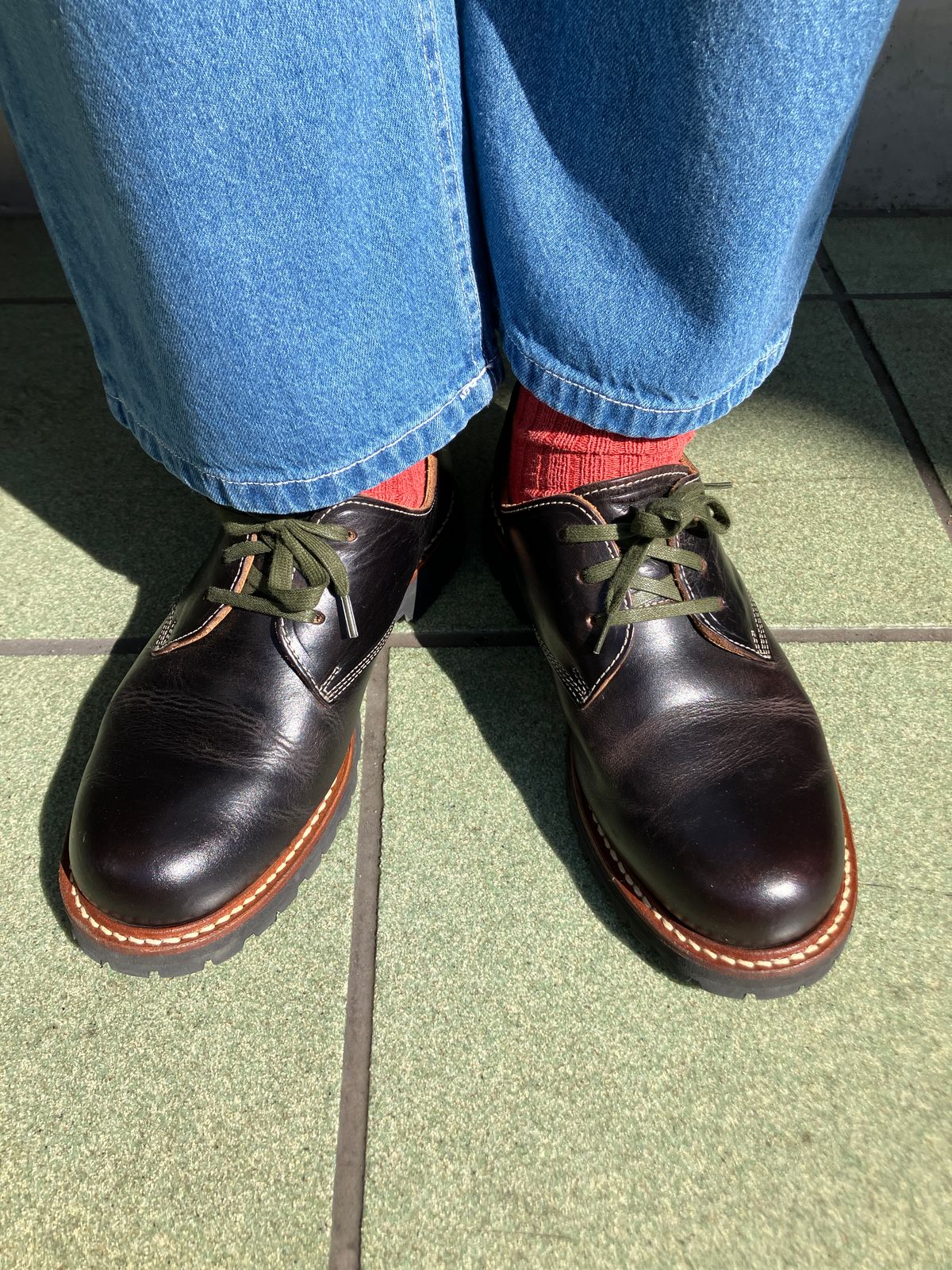 Photo by maru on March 21, 2025 of the Danner Moreland Oxford in Horween Black Chromexcel.