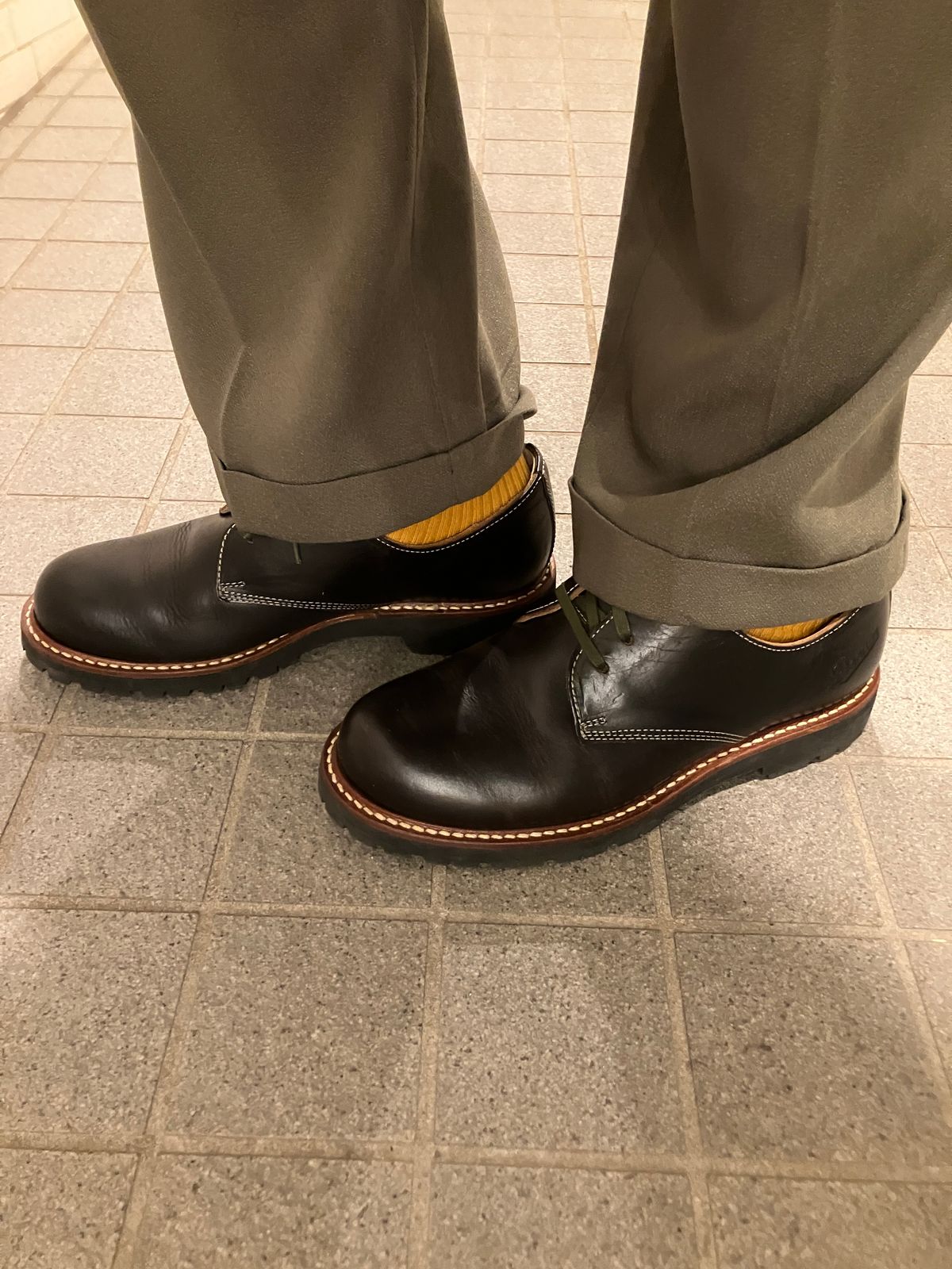 Photo by maru on March 17, 2025 of the Danner Moreland Oxford in Horween Black Chromexcel.