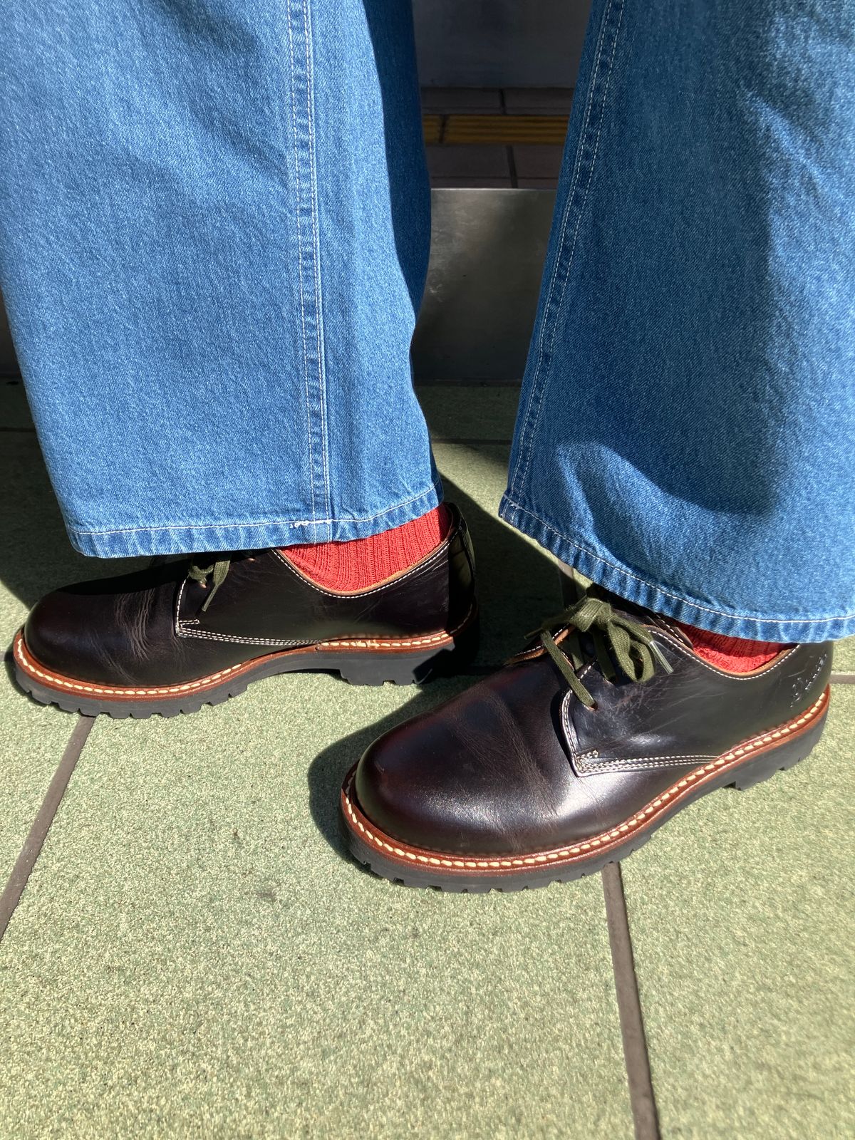 Photo by maru on March 21, 2025 of the Danner Moreland Oxford in Horween Black Chromexcel.