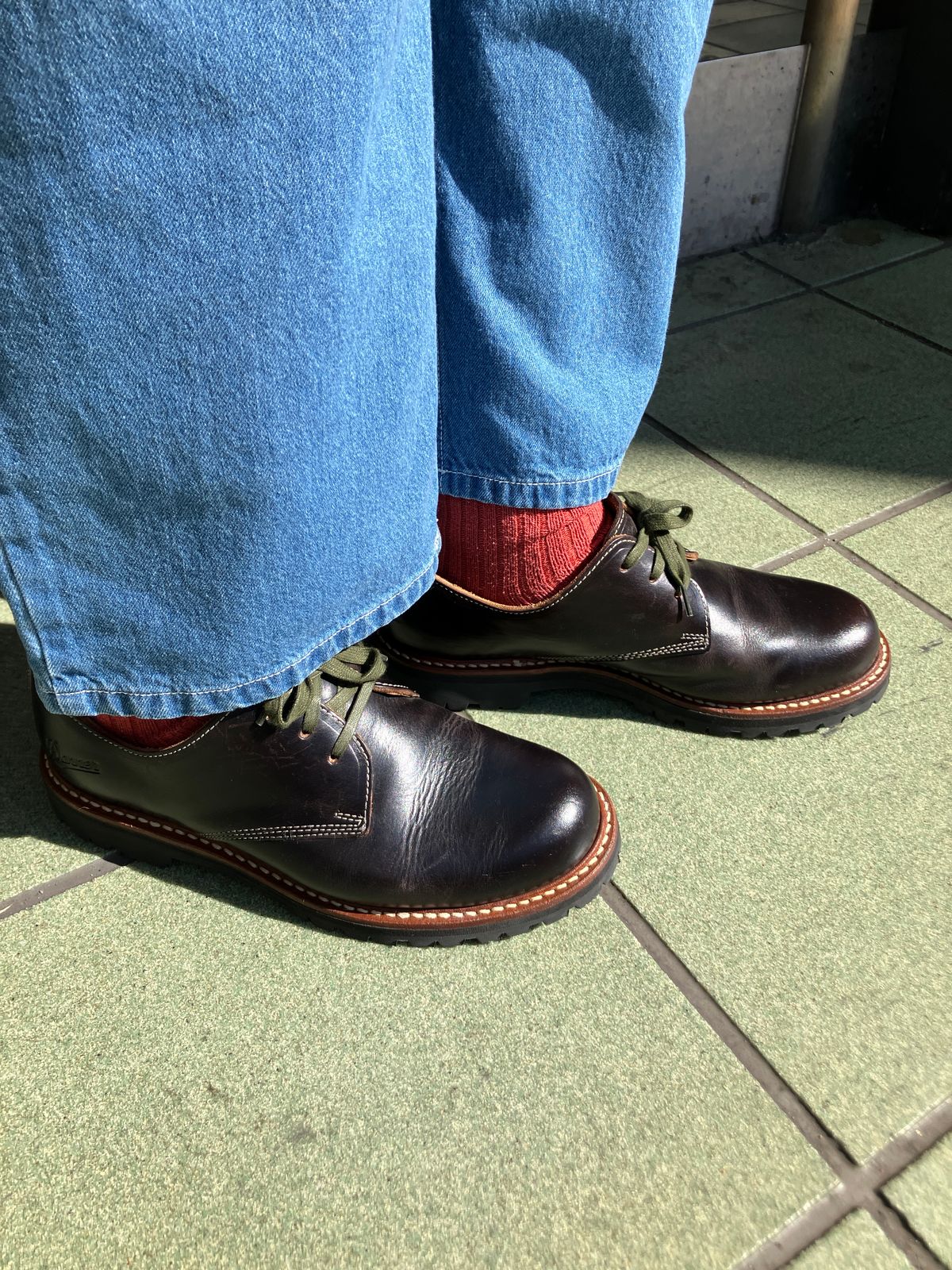 Photo by maru on March 21, 2025 of the Danner Moreland Oxford in Horween Black Chromexcel.