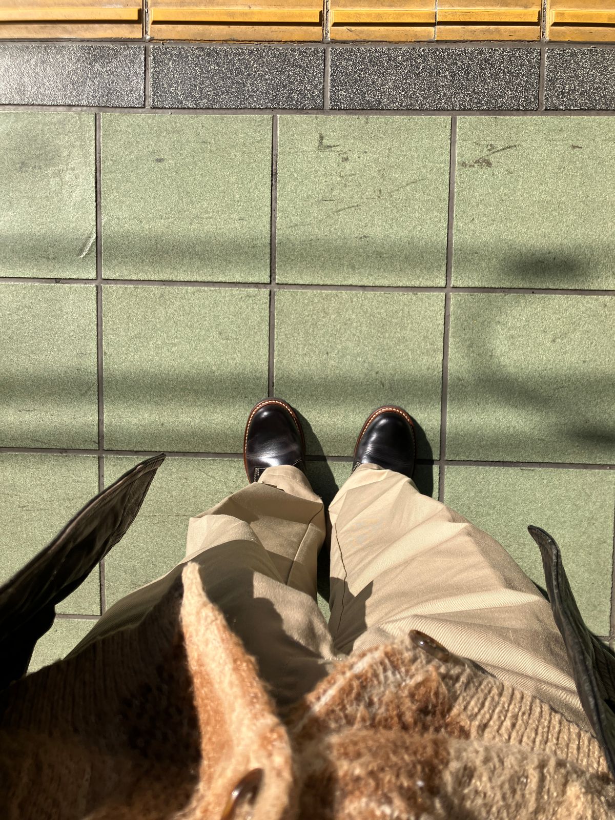 Photo by maru on March 10, 2025 of the Danner Moreland Oxford in Horween Black Chromexcel.