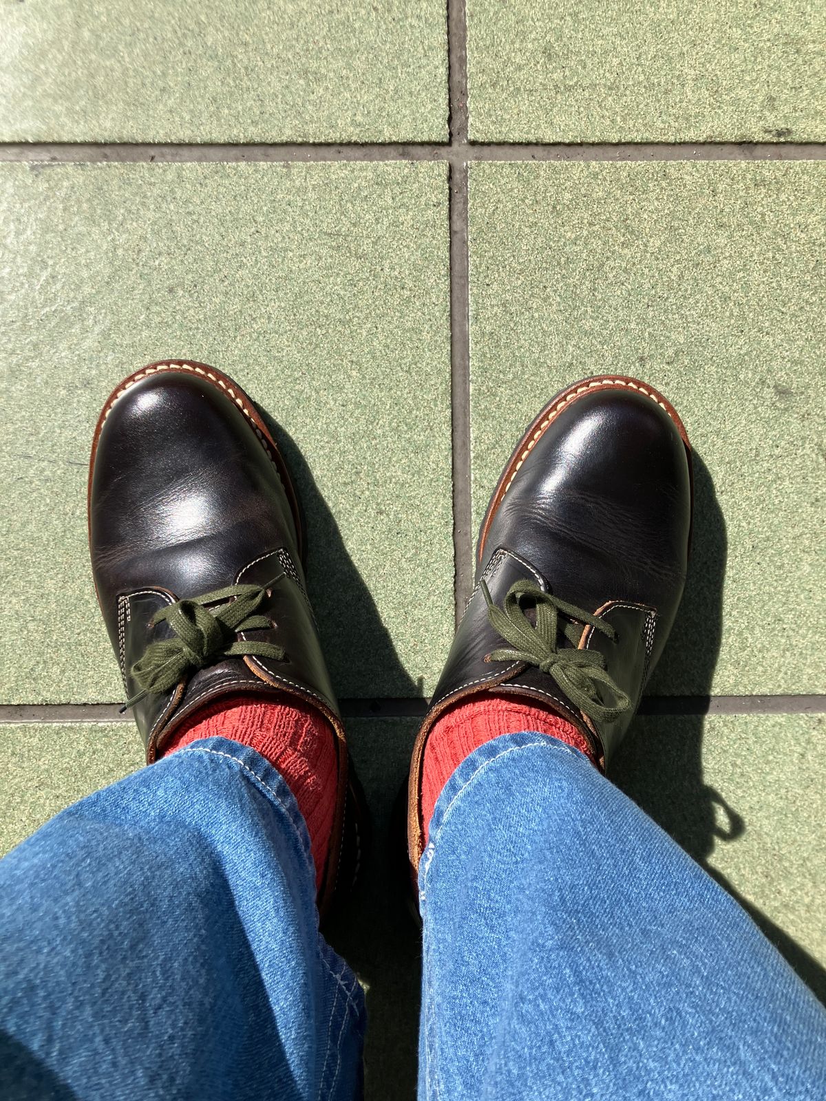 Photo by maru on March 21, 2025 of the Danner Moreland Oxford in Horween Black Chromexcel.