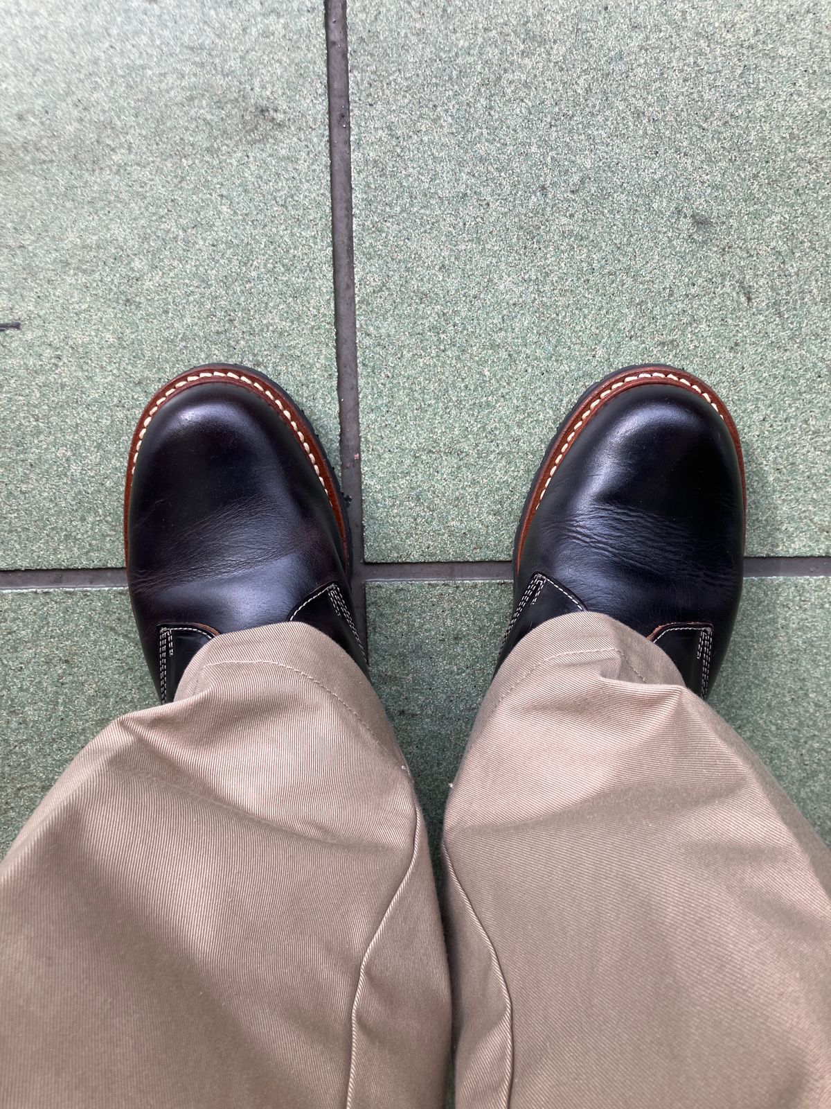 Photo by maru on March 24, 2025 of the Danner Moreland Oxford in Horween Black Chromexcel.