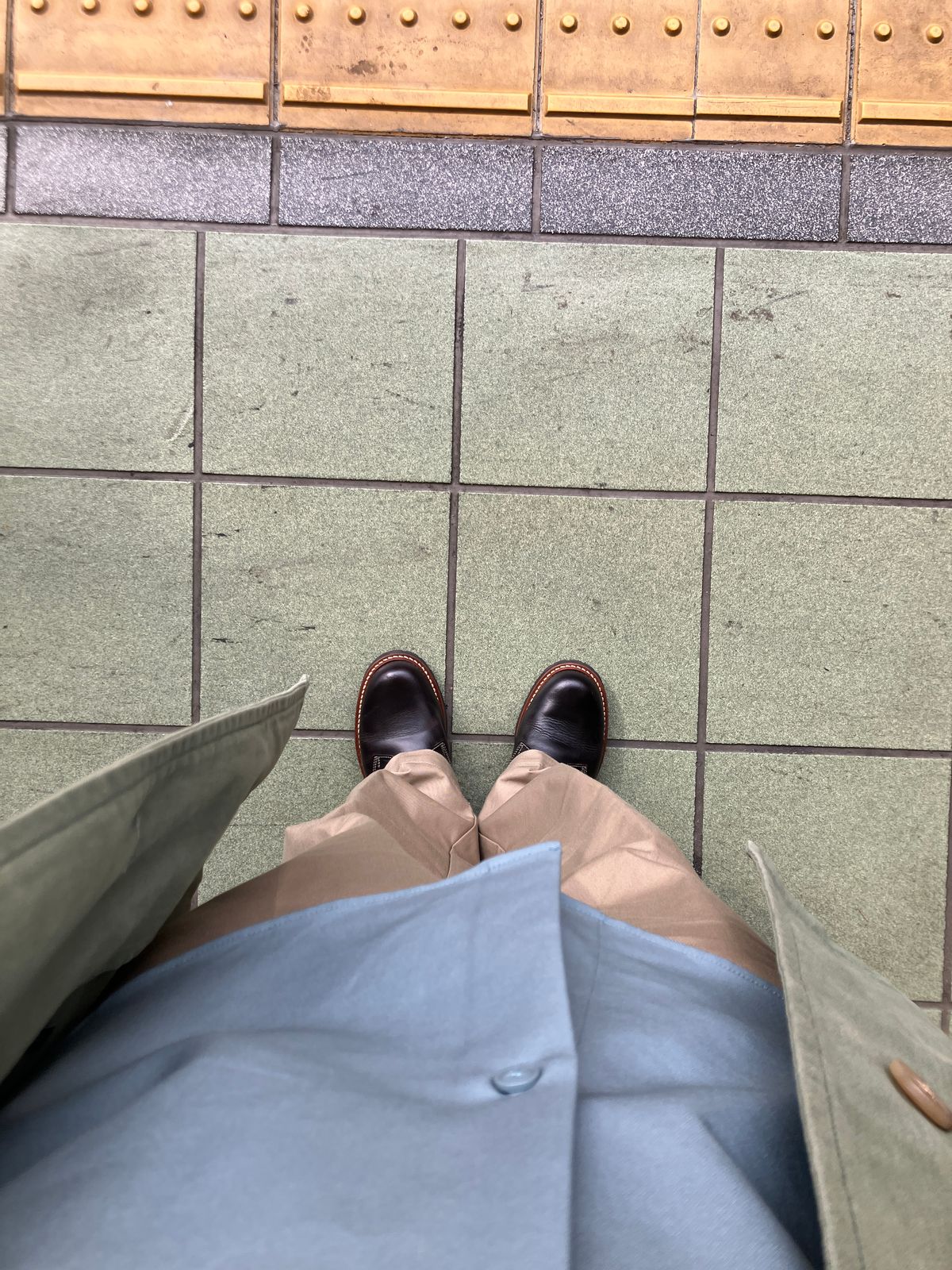 Photo by maru on March 24, 2025 of the Danner Moreland Oxford in Horween Black Chromexcel.