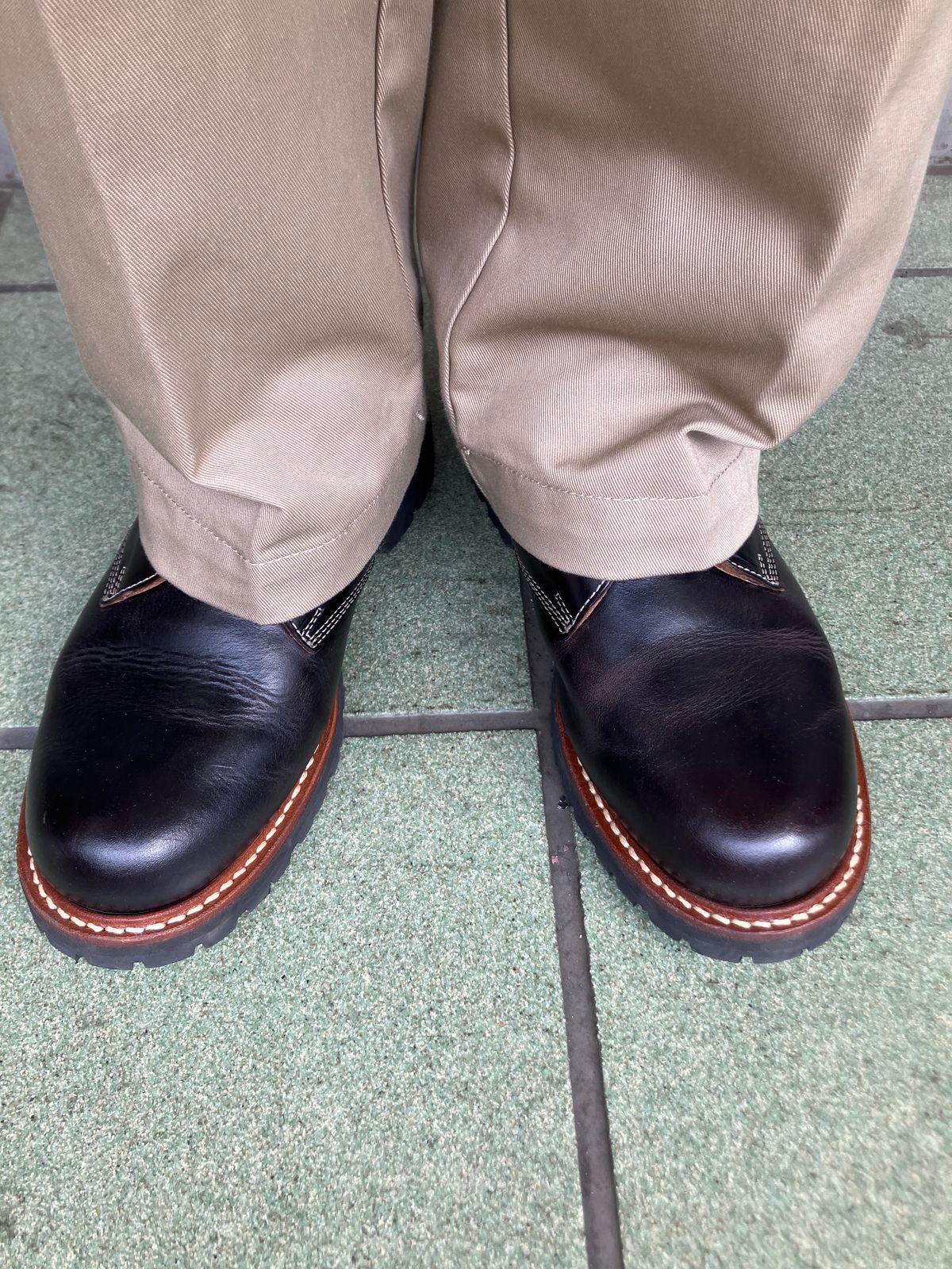 Photo by maru on March 24, 2025 of the Danner Moreland Oxford in Horween Black Chromexcel.