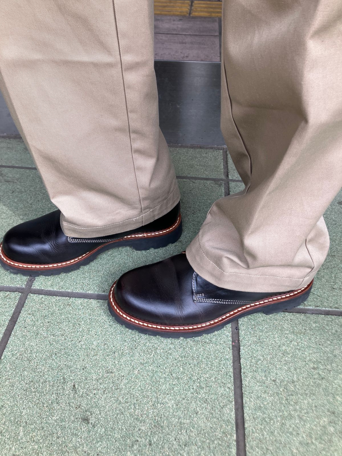 Photo by maru on March 24, 2025 of the Danner Moreland Oxford in Horween Black Chromexcel.