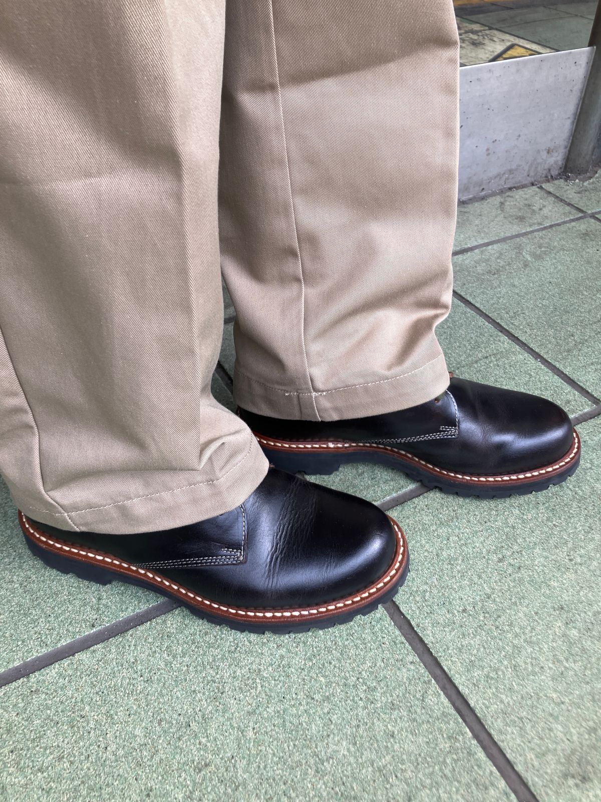 Photo by maru on March 24, 2025 of the Danner Moreland Oxford in Horween Black Chromexcel.