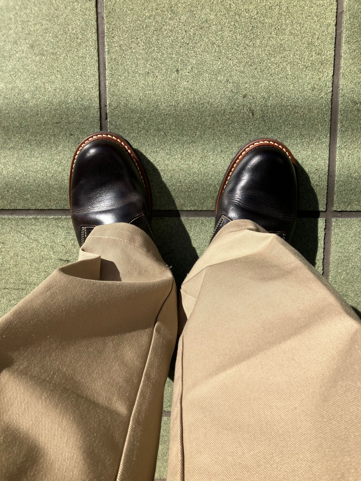 Photo by maru on March 10, 2025 of the Danner Moreland Oxford in Horween Black Chromexcel.