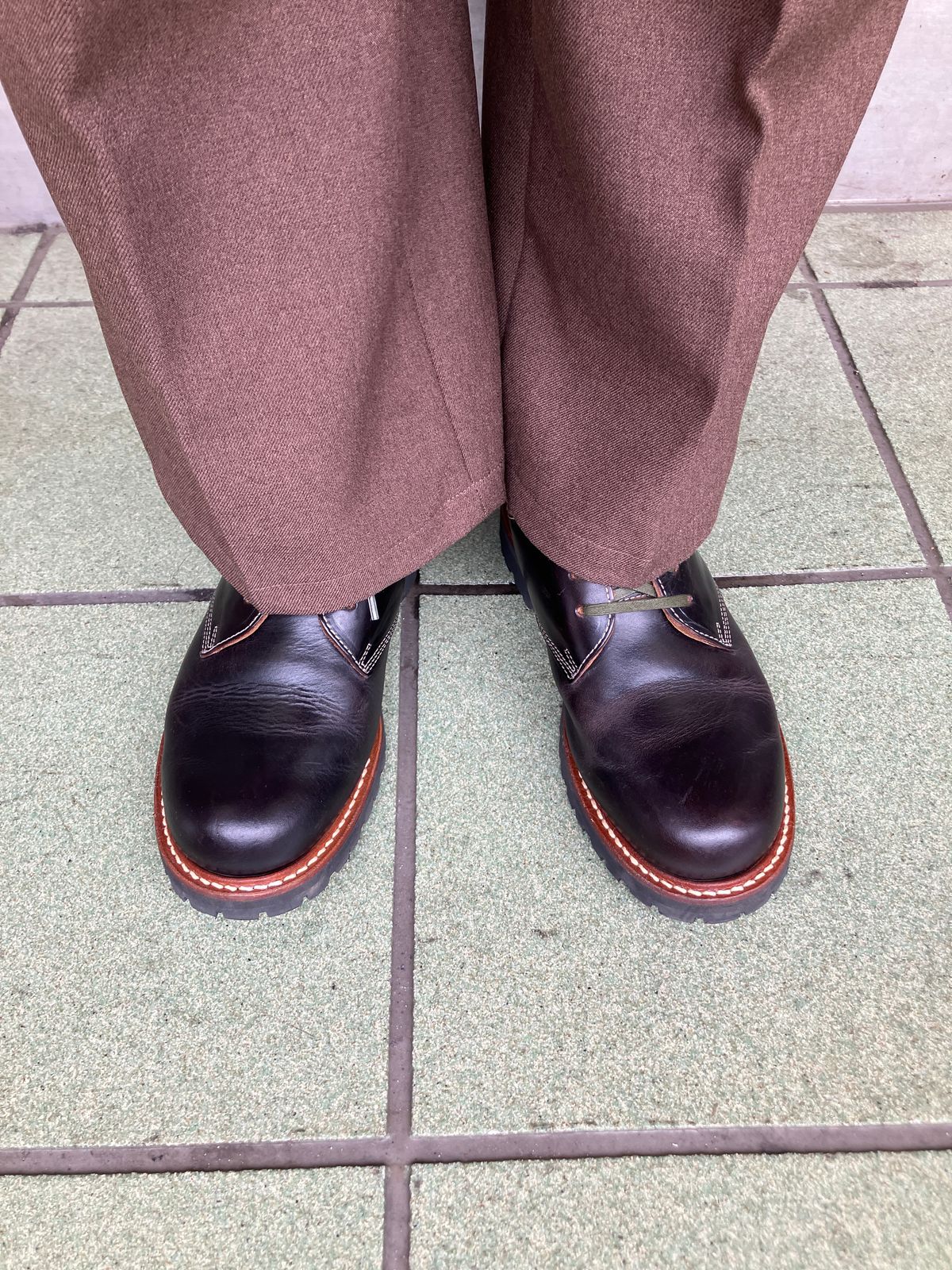Photo by maru on March 12, 2025 of the Danner Moreland Oxford in Horween Black Chromexcel.