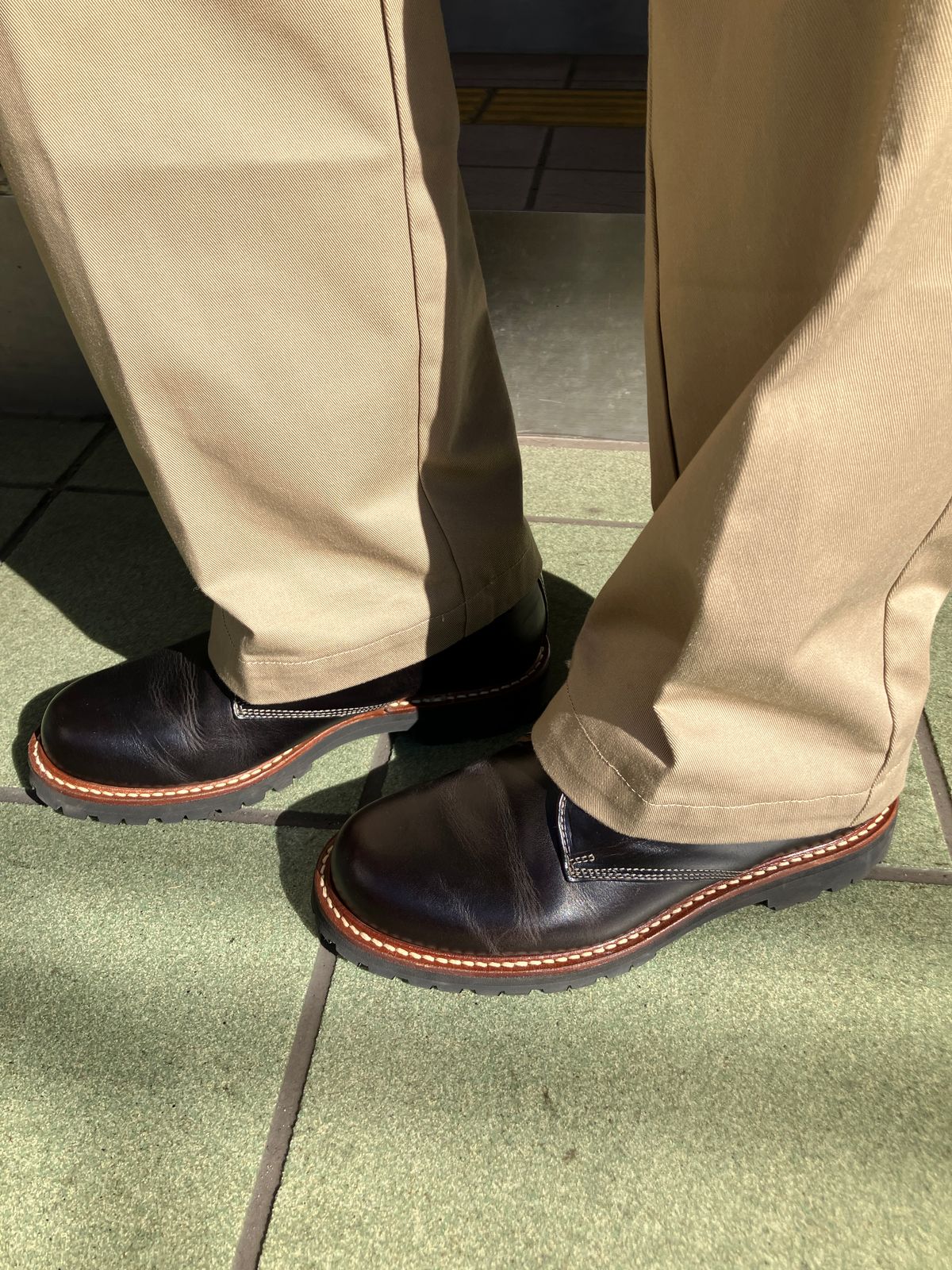 Photo by maru on March 10, 2025 of the Danner Moreland Oxford in Horween Black Chromexcel.