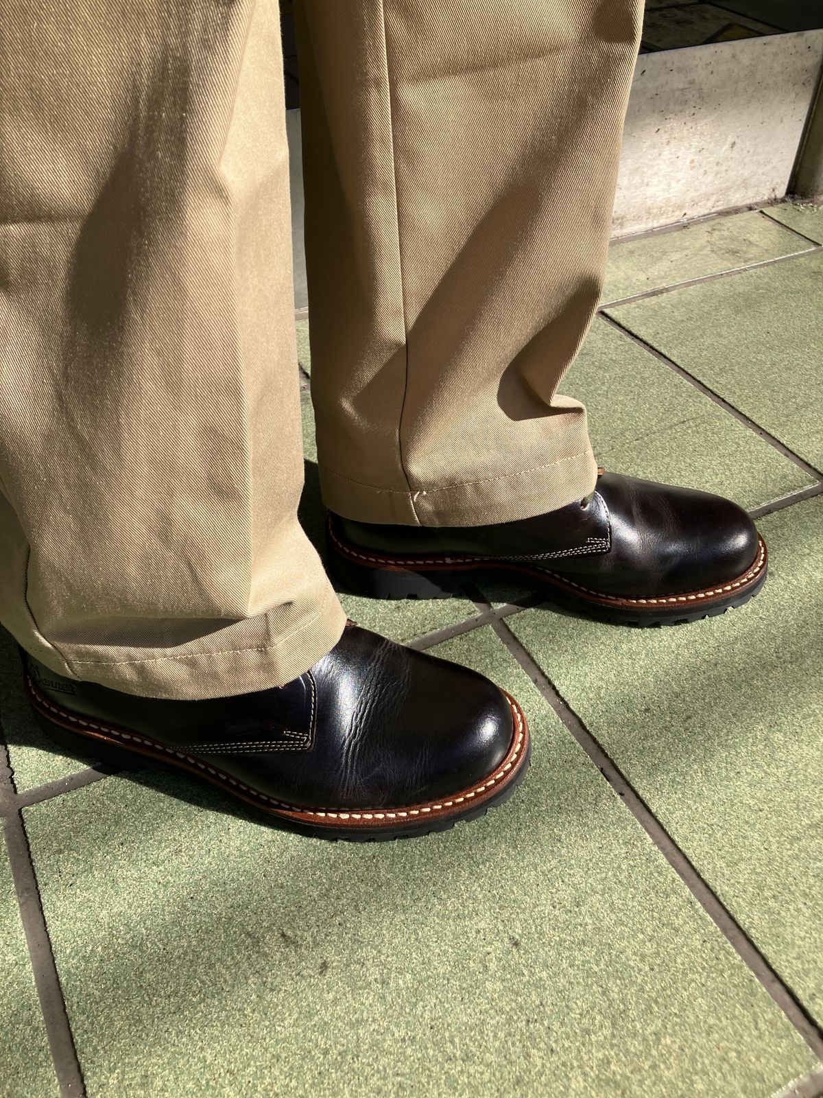 Photo by maru on March 10, 2025 of the Danner Moreland Oxford in Horween Black Chromexcel.