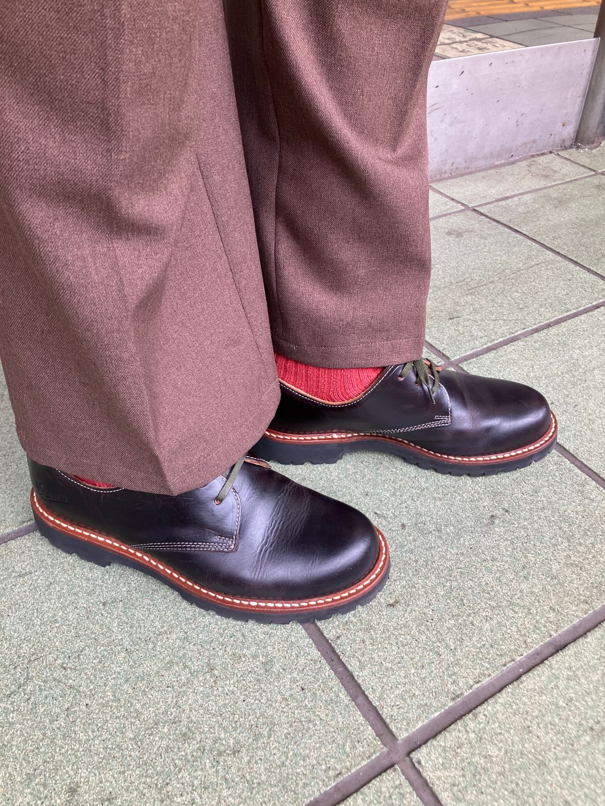 Photo by maru on March 12, 2025 of the Danner Moreland Oxford in Horween Black Chromexcel.