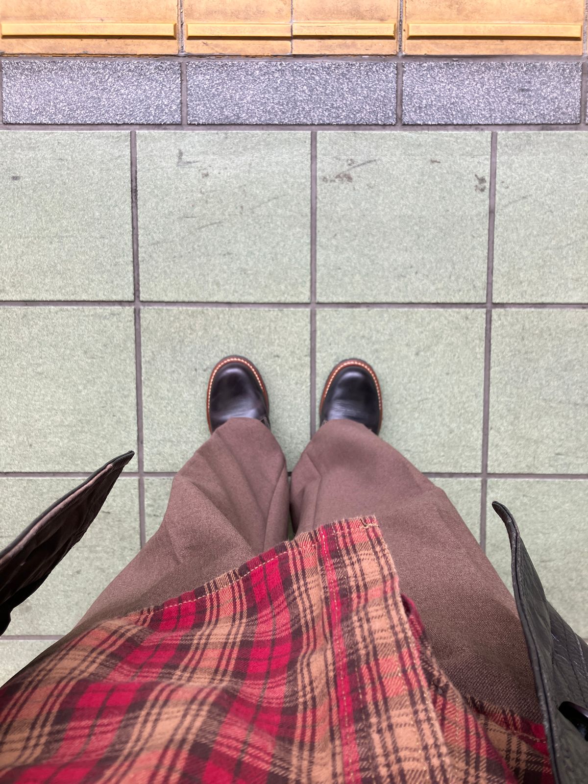 Photo by maru on March 12, 2025 of the Danner Moreland Oxford in Horween Black Chromexcel.