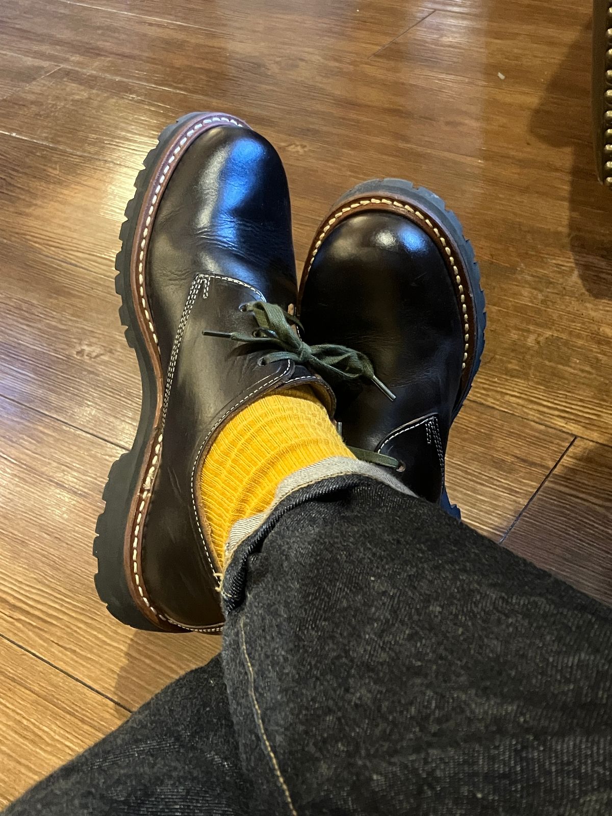Photo by maru on April 9, 2025 of the Danner Moreland Oxford in Horween Black Chromexcel.