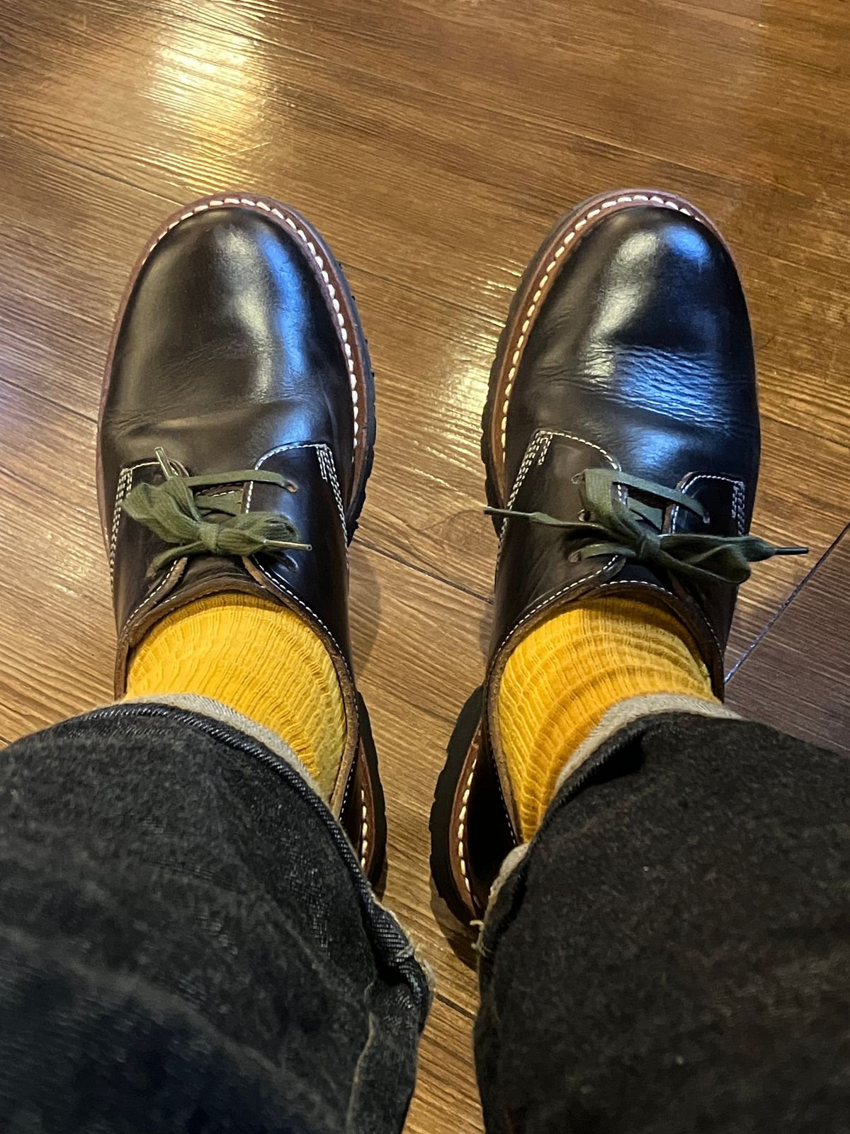 Photo by maru on April 9, 2025 of the Danner Moreland Oxford in Horween Black Chromexcel.
