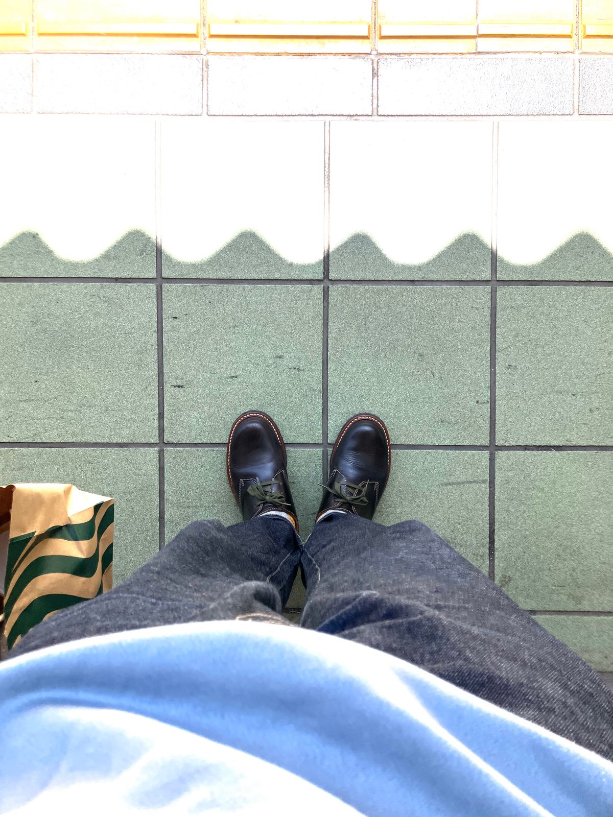 Photo by maru on April 9, 2025 of the Danner Moreland Oxford in Horween Black Chromexcel.
