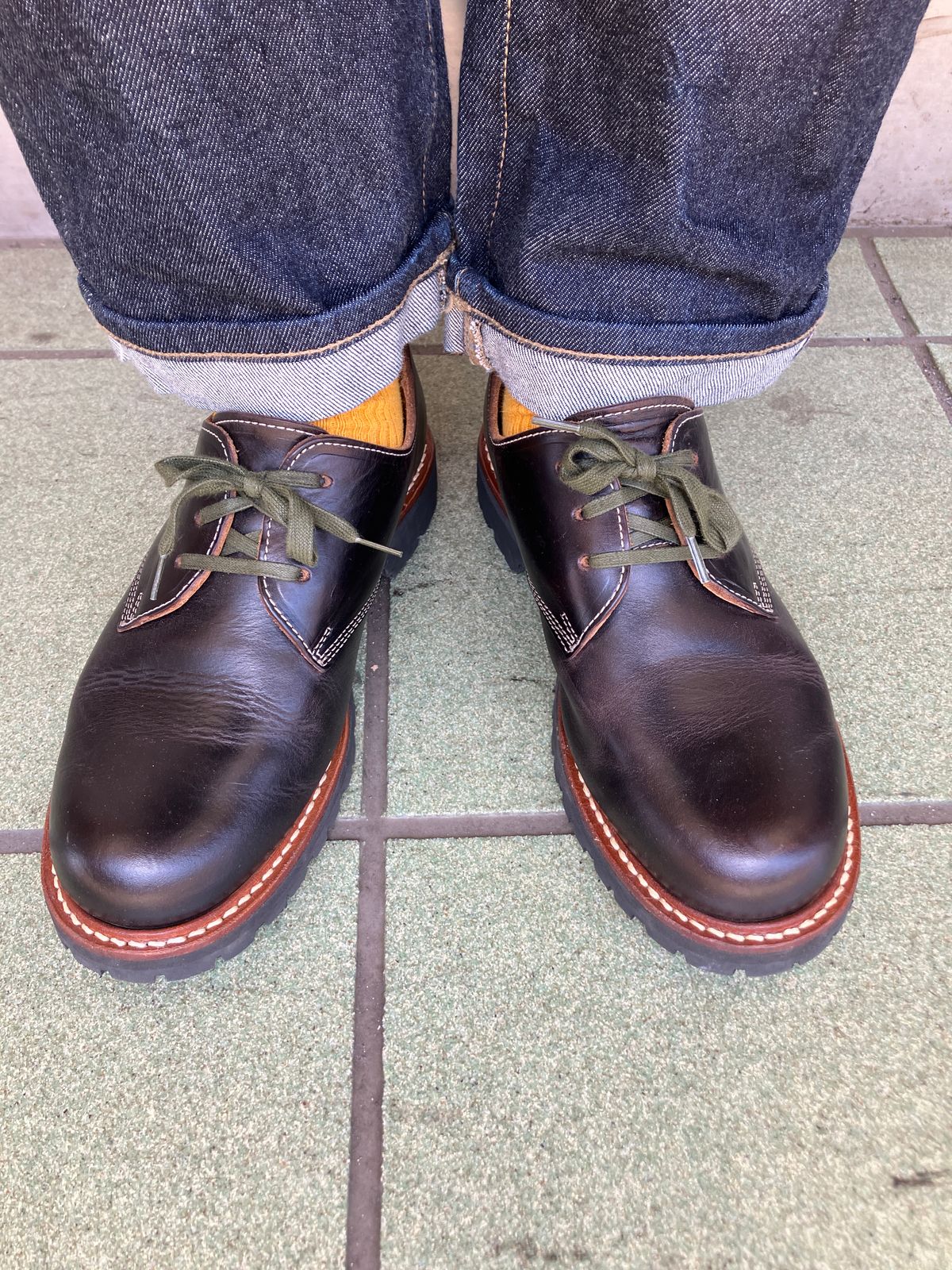 Photo by maru on April 9, 2025 of the Danner Moreland Oxford in Horween Black Chromexcel.