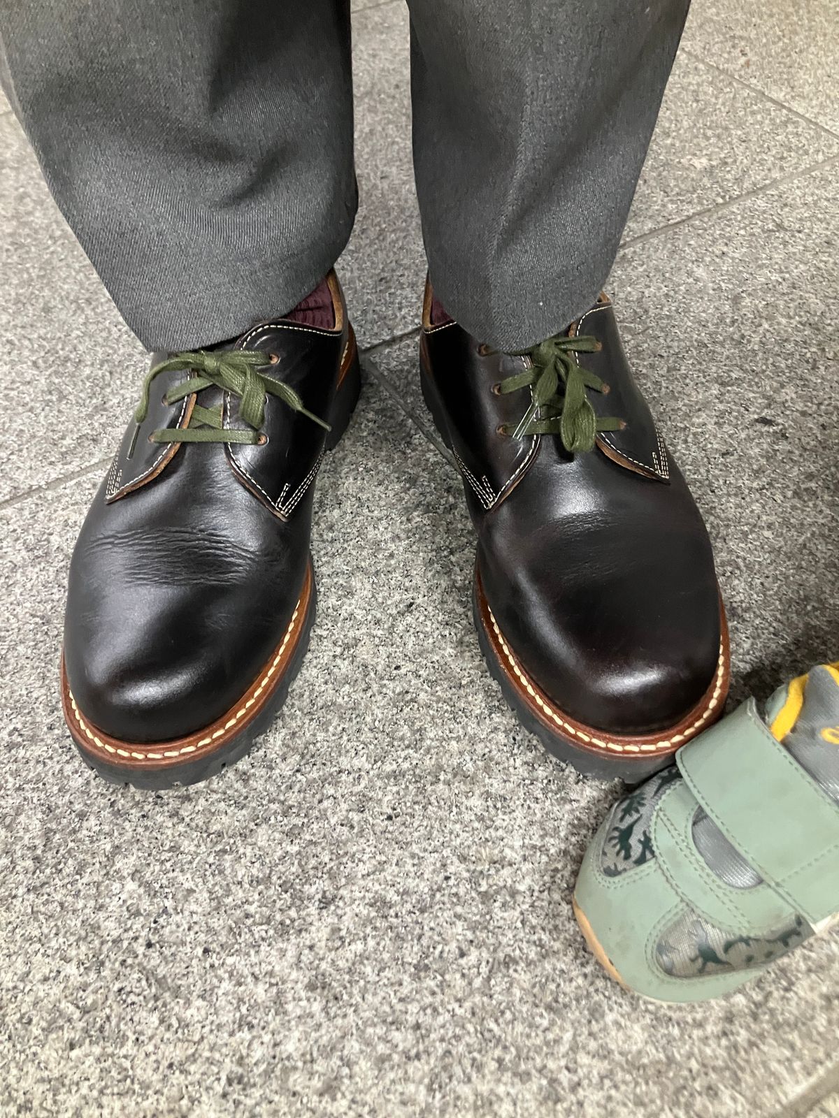 Photo by maru on April 12, 2025 of the Danner Moreland Oxford in Horween Black Chromexcel.