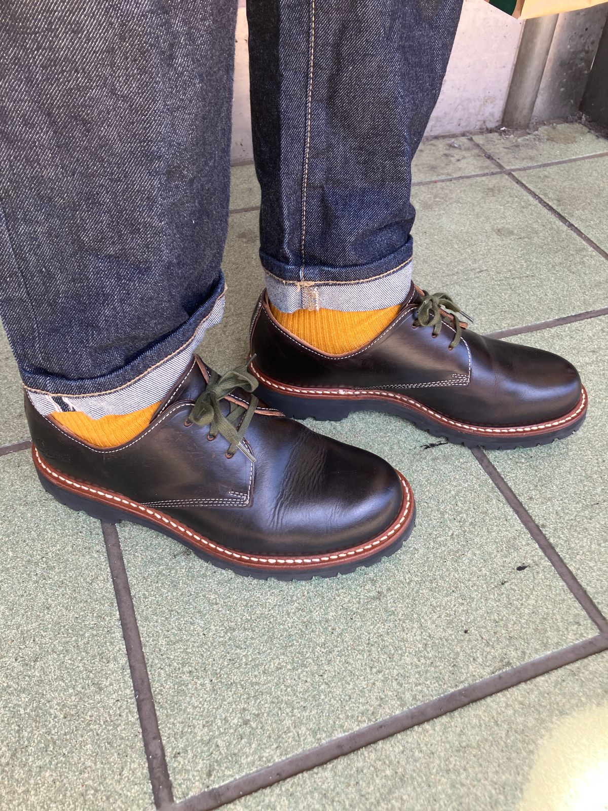 Photo by maru on April 9, 2025 of the Danner Moreland Oxford in Horween Black Chromexcel.