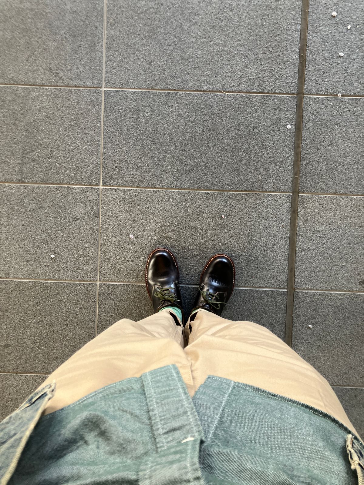 Photo by maru on April 4, 2025 of the Danner Moreland Oxford in Horween Black Chromexcel.