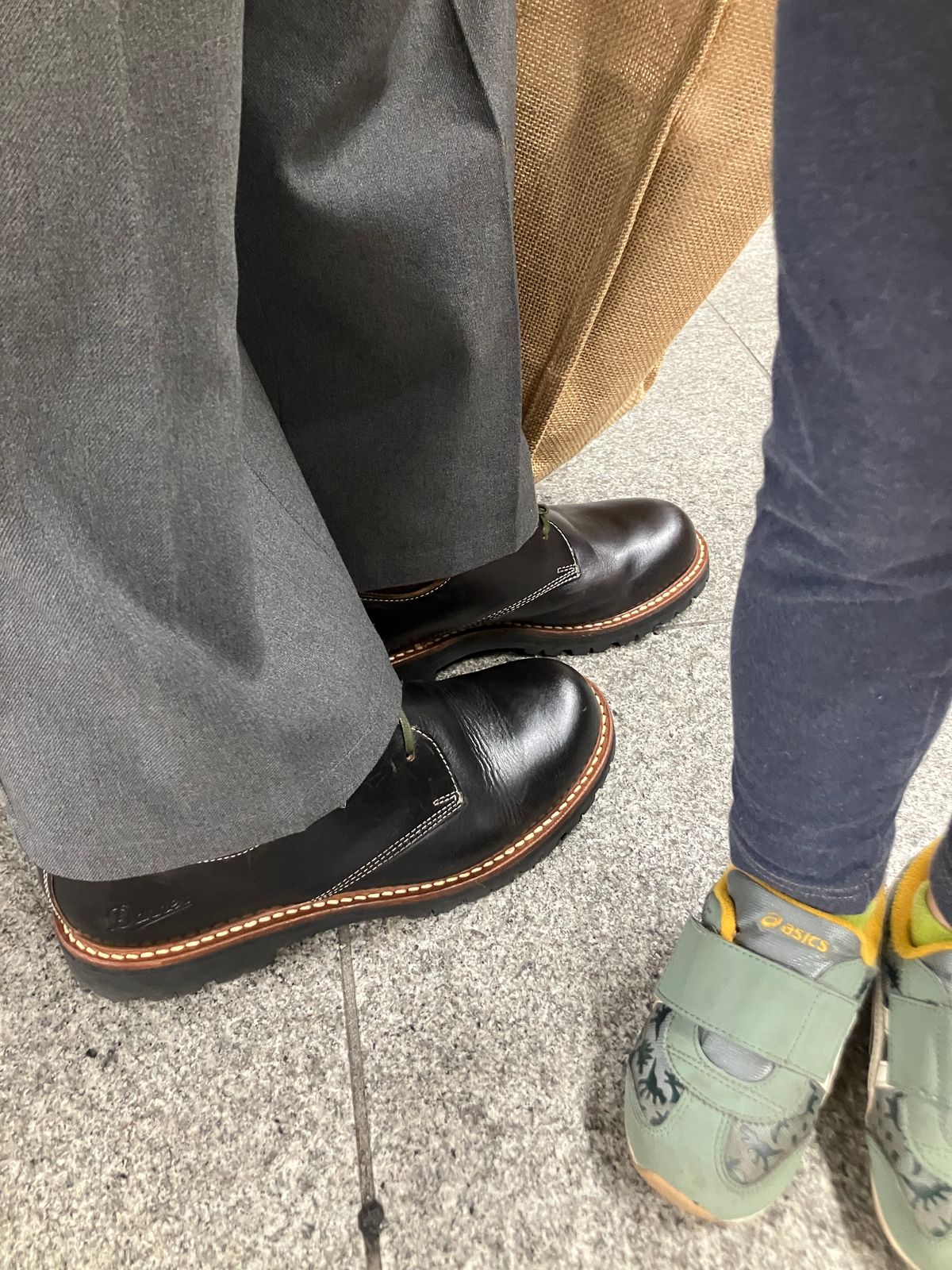 Photo by maru on April 12, 2025 of the Danner Moreland Oxford in Horween Black Chromexcel.