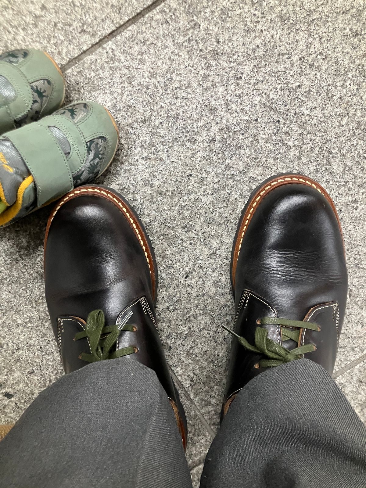 Photo by maru on April 12, 2025 of the Danner Moreland Oxford in Horween Black Chromexcel.