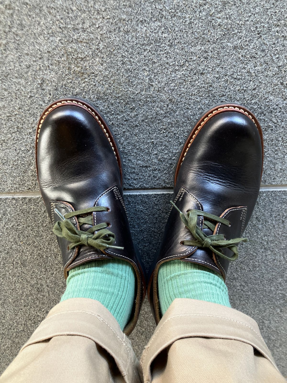 Photo by maru on April 4, 2025 of the Danner Moreland Oxford in Horween Black Chromexcel.
