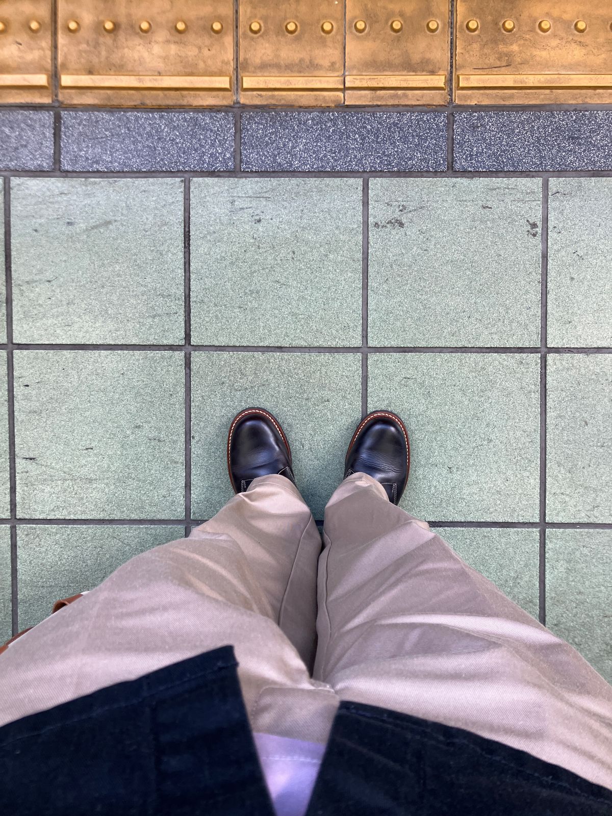 Photo by maru on May 7, 2025 of the Danner Moreland Oxford in Horween Black Chromexcel.