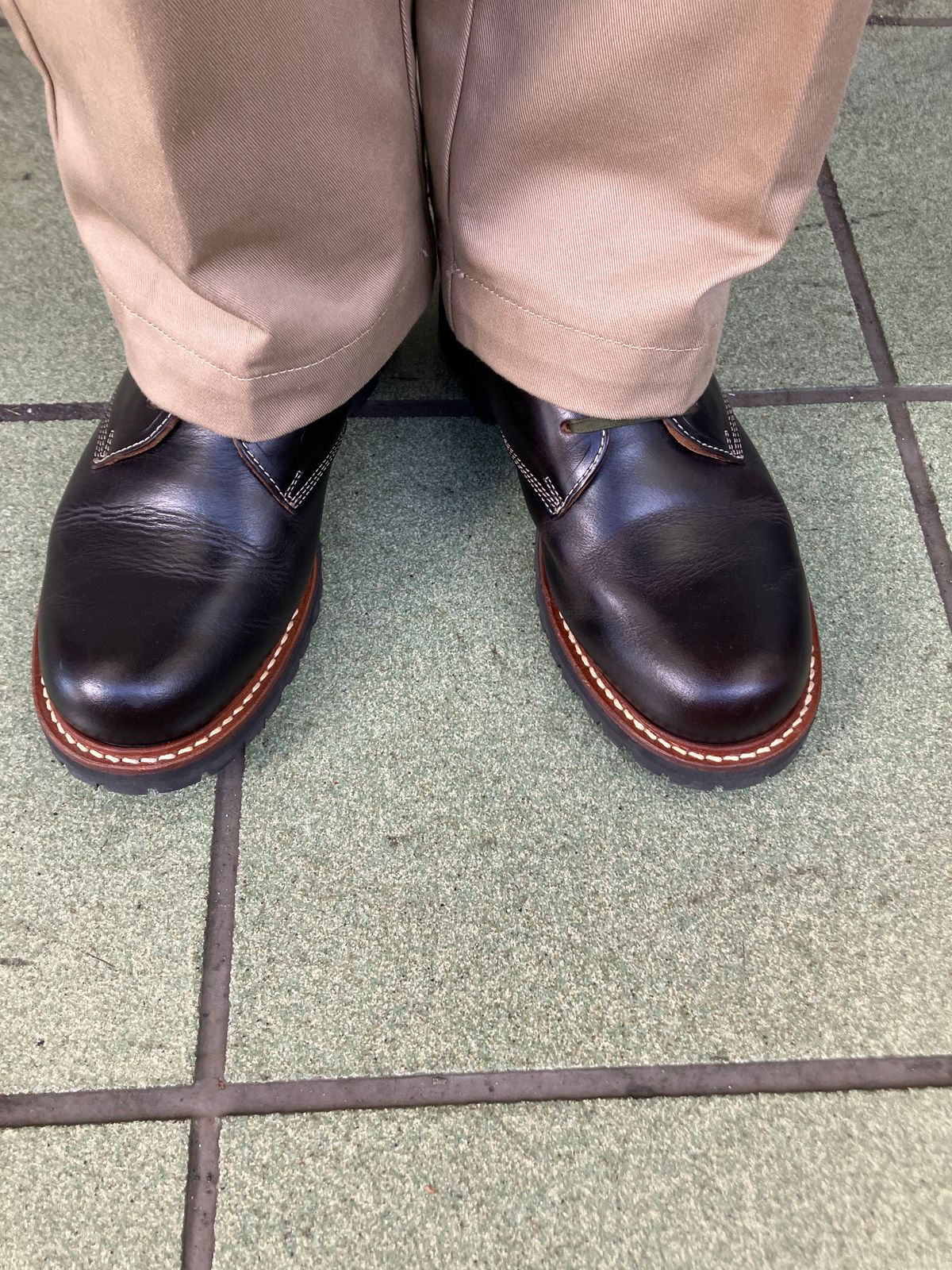 Photo by maru on May 7, 2025 of the Danner Moreland Oxford in Horween Black Chromexcel.