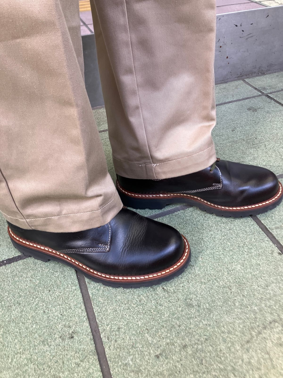 Photo by maru on May 7, 2025 of the Danner Moreland Oxford in Horween Black Chromexcel.