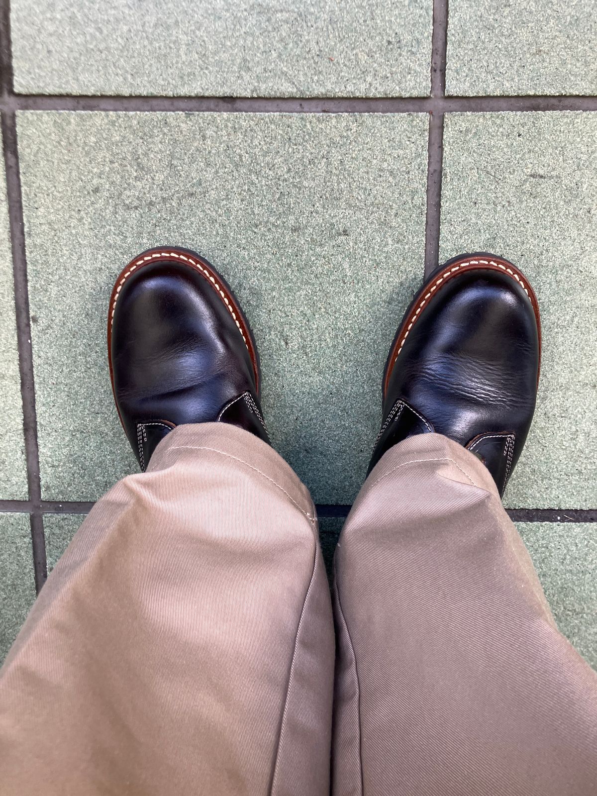 Photo by maru on May 7, 2025 of the Danner Moreland Oxford in Horween Black Chromexcel.