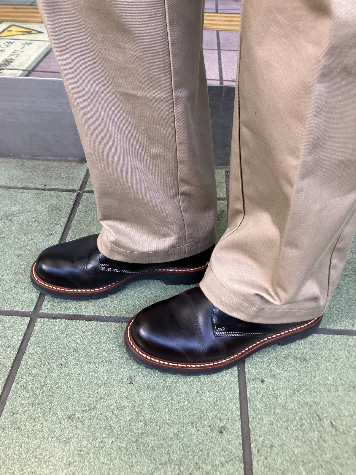 Photo by maru on May 7, 2025 of the Danner Moreland Oxford in Horween Black Chromexcel.