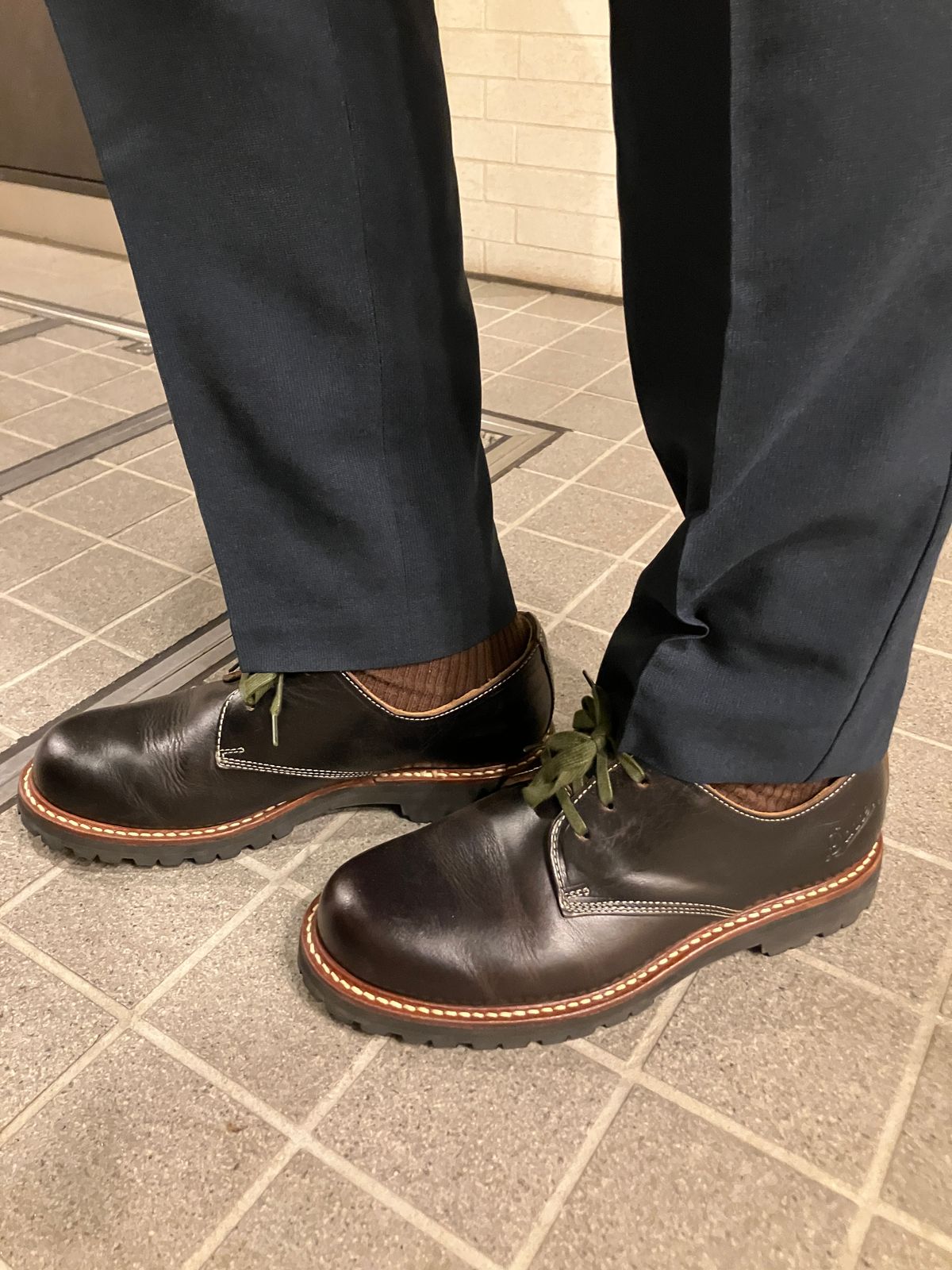 Photo by maru on May 12, 2025 of the Danner Moreland Oxford in Horween Black Chromexcel.