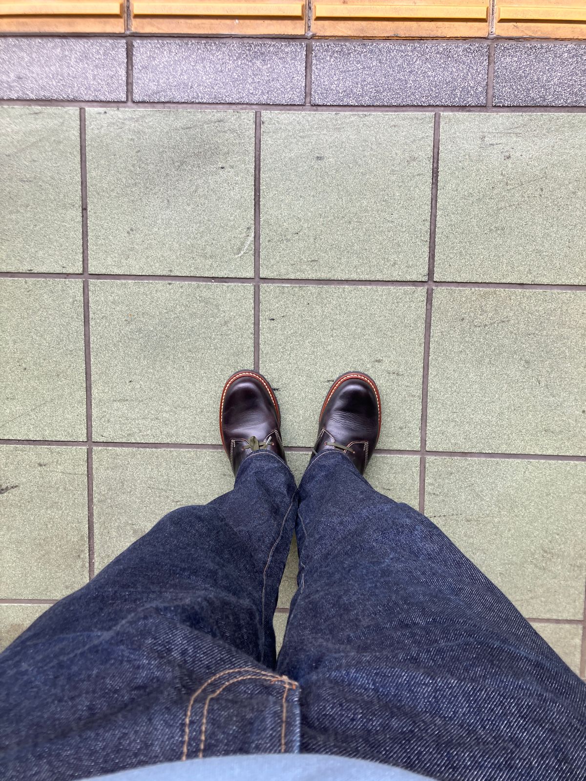 Photo by maru on April 18, 2025 of the Danner Moreland Oxford in Horween Black Chromexcel.
