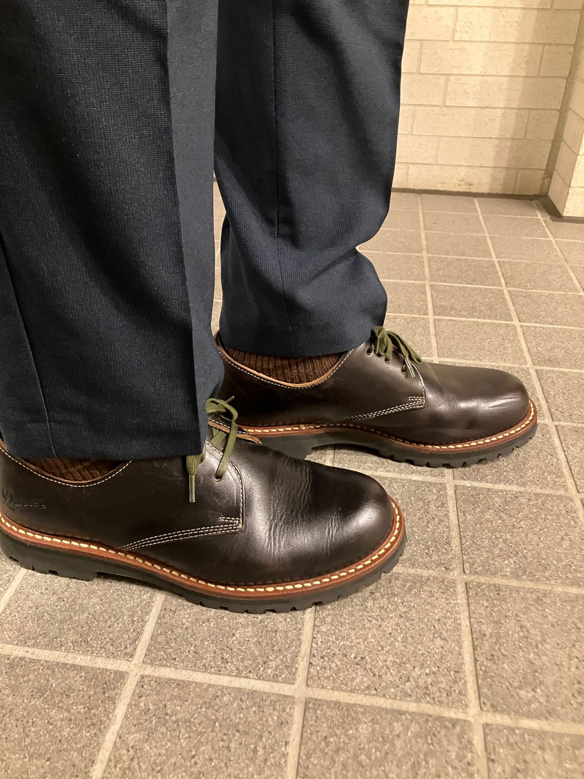 Photo by maru on May 12, 2025 of the Danner Moreland Oxford in Horween Black Chromexcel.
