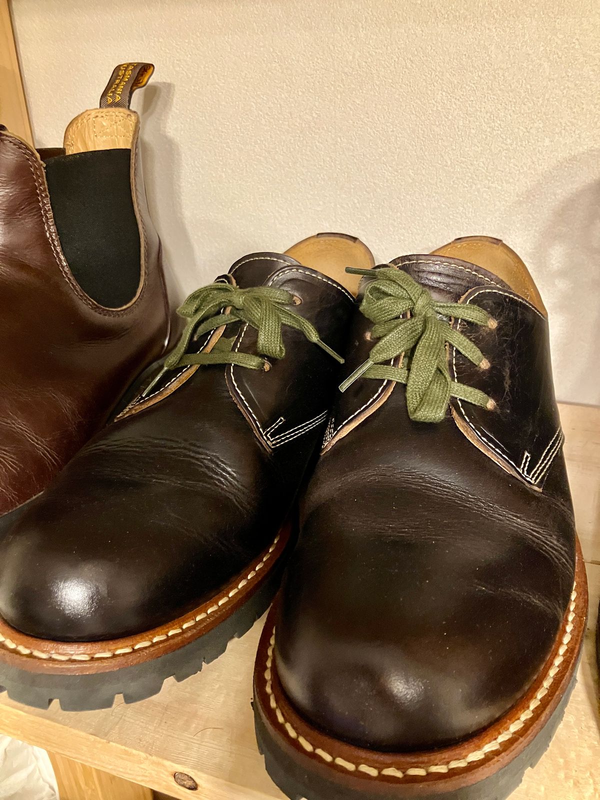Photo by maru on May 20, 2025 of the Danner Moreland Oxford in Horween Black Chromexcel.