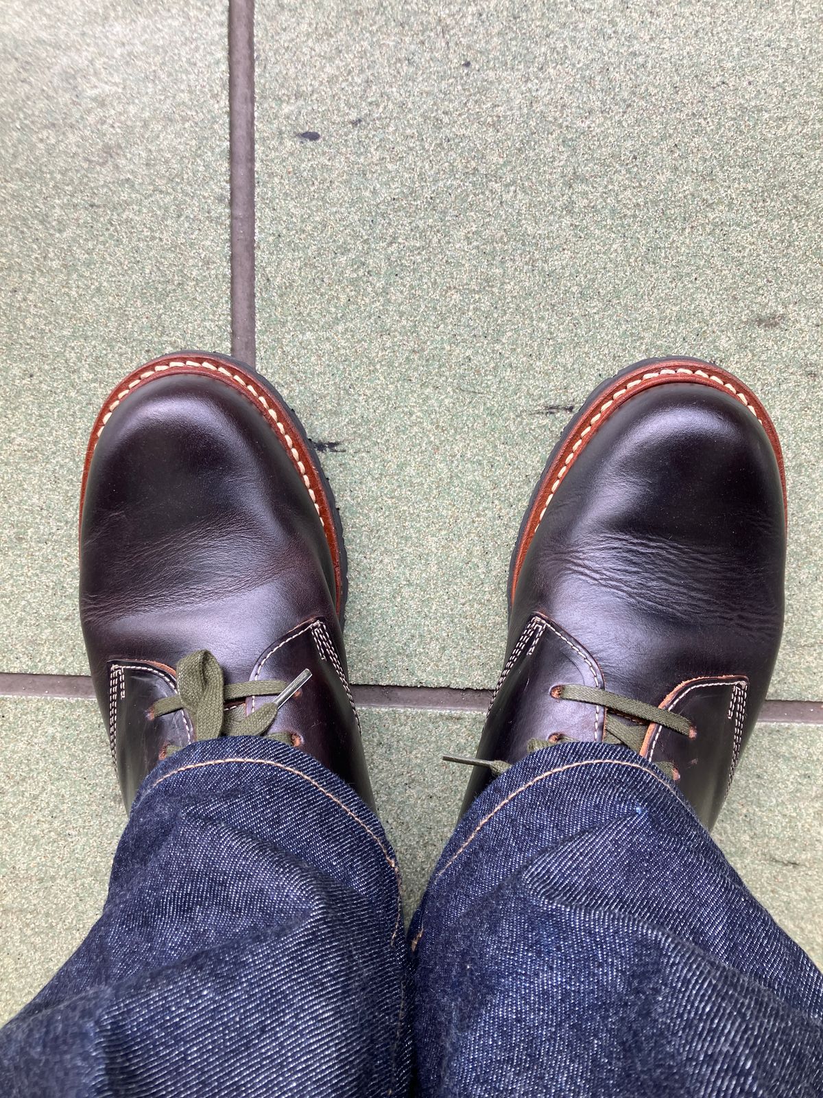 Photo by maru on April 18, 2025 of the Danner Moreland Oxford in Horween Black Chromexcel.