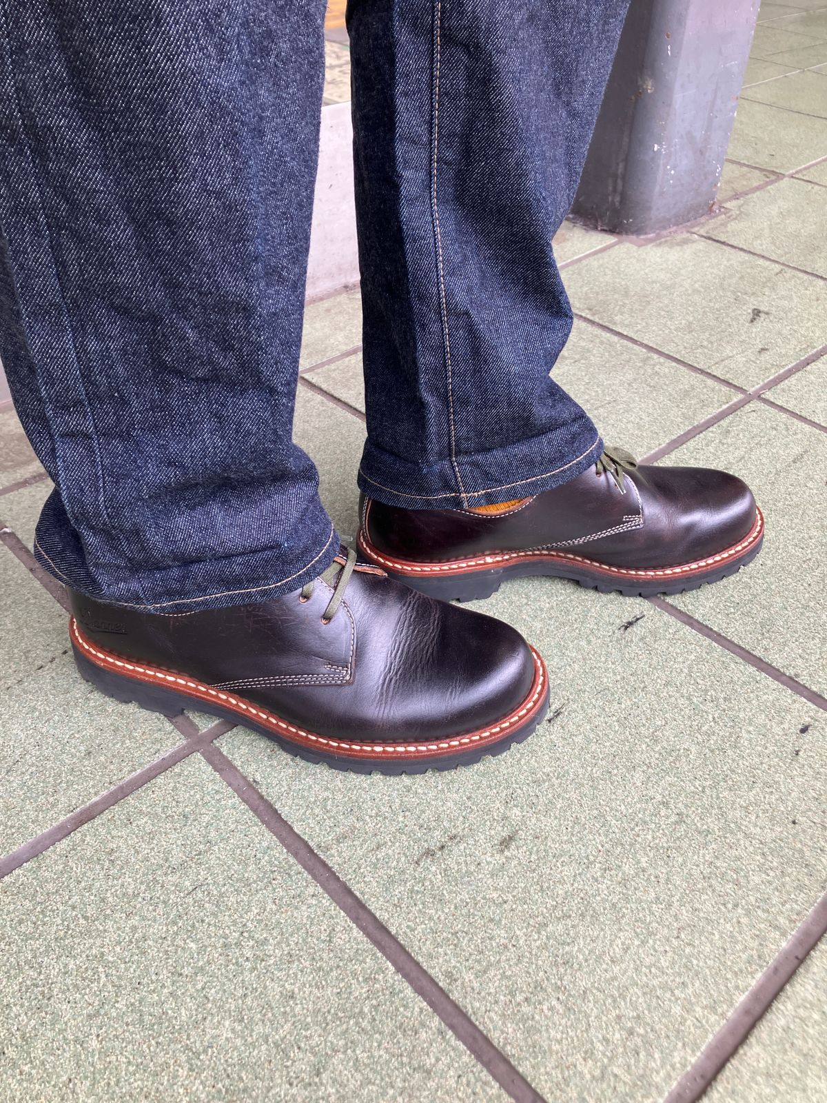Photo by maru on April 18, 2025 of the Danner Moreland Oxford in Horween Black Chromexcel.