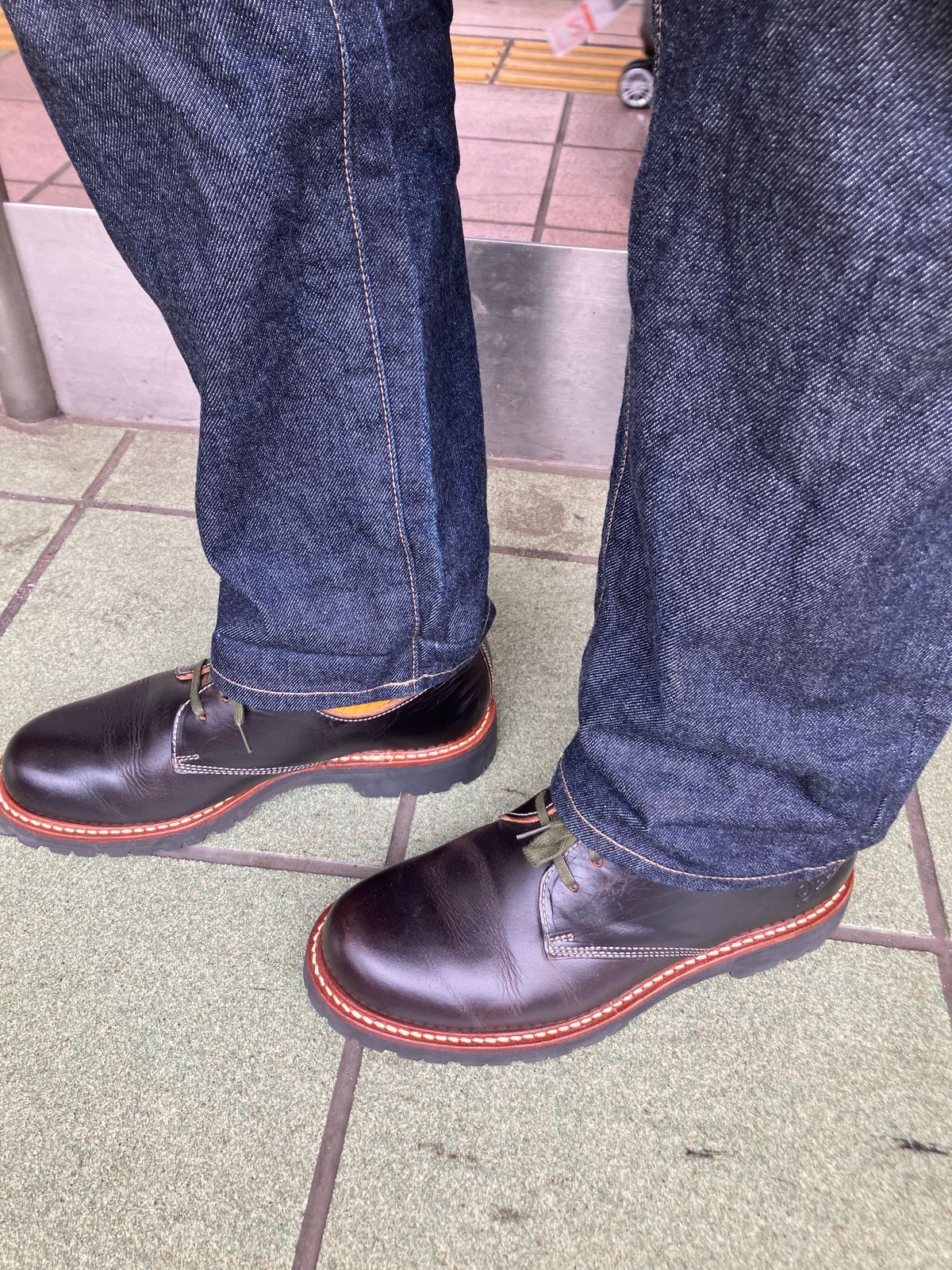 Photo by maru on April 18, 2025 of the Danner Moreland Oxford in Horween Black Chromexcel.