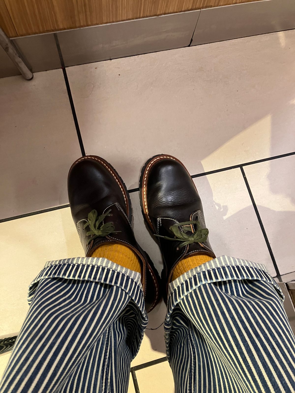 Photo by maru on May 25, 2025 of the Danner Moreland Oxford in Horween Black Chromexcel.